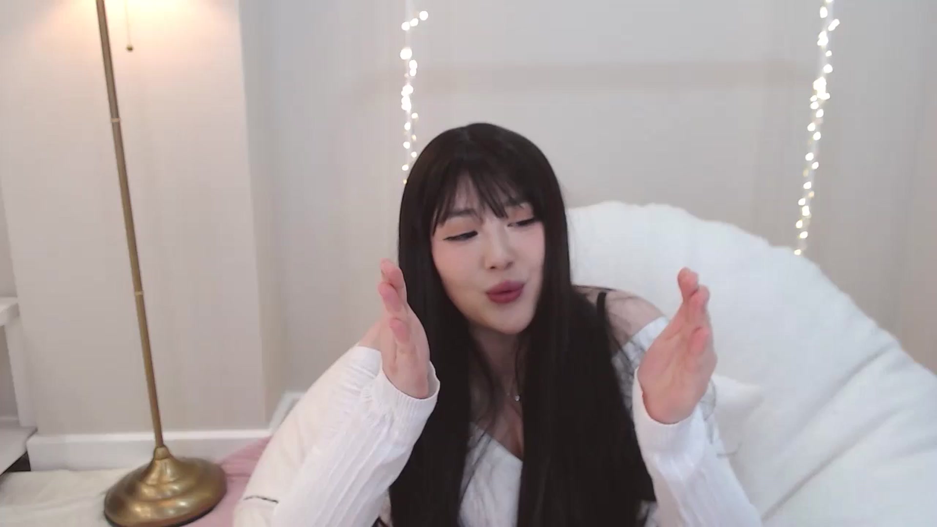 Gallery image thumbnail from kurakurai's myfreecams stream on, 12/28/2024, 19:17 image 7 of 20