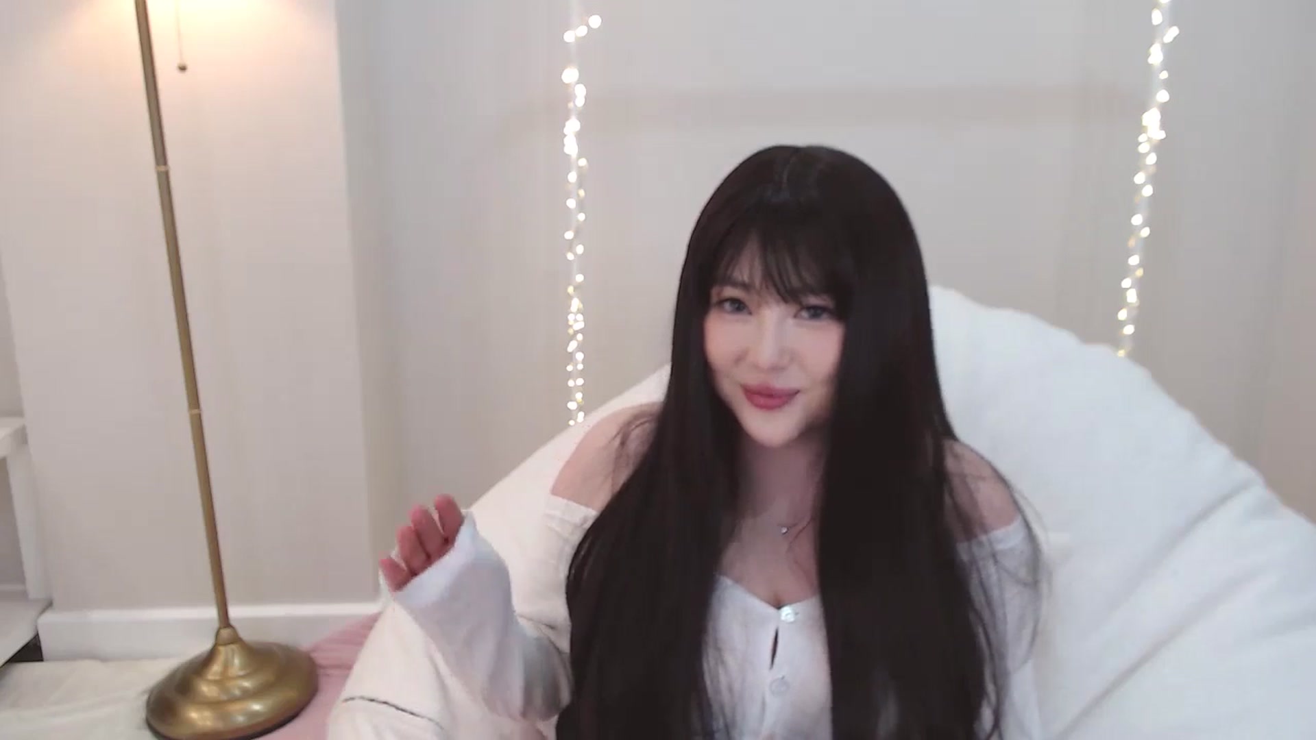 Gallery image thumbnail from kurakurai's myfreecams stream on, 12/28/2024, 19:17 image 3 of 20