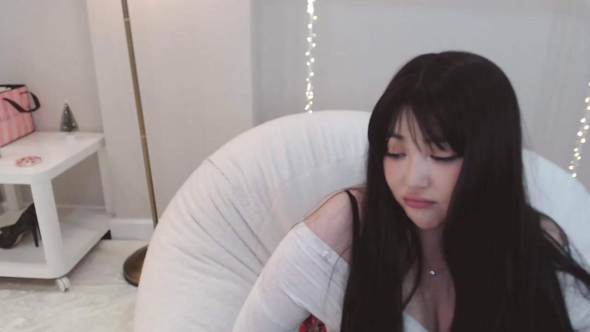 Gallery image thumbnail from kurakurai's myfreecams stream on, 12/29/2024, 24:07 image 1 of 20