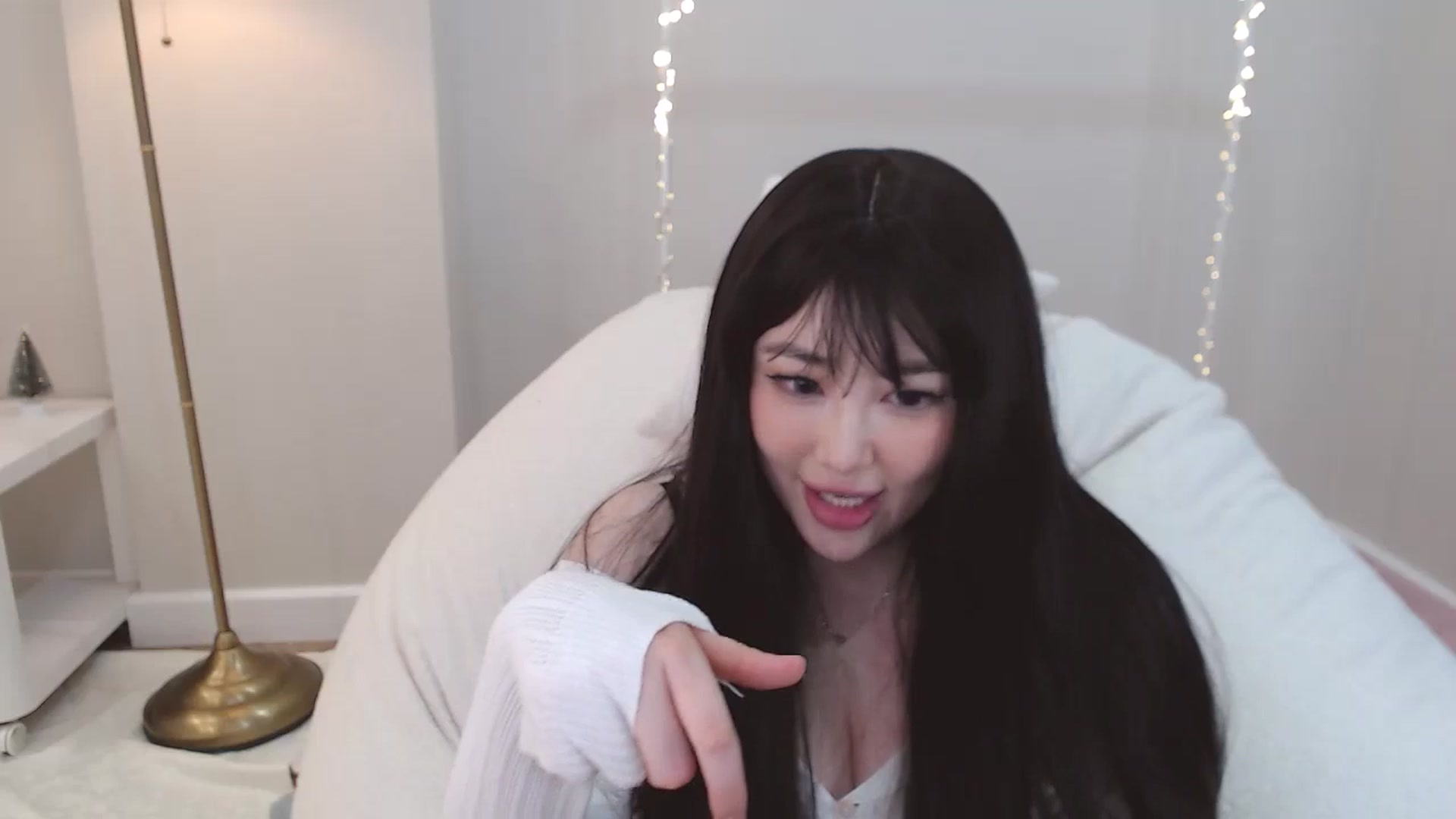 Gallery image thumbnail from kurakurai's myfreecams stream on, 12/29/2024, 24:07 image 17 of 20