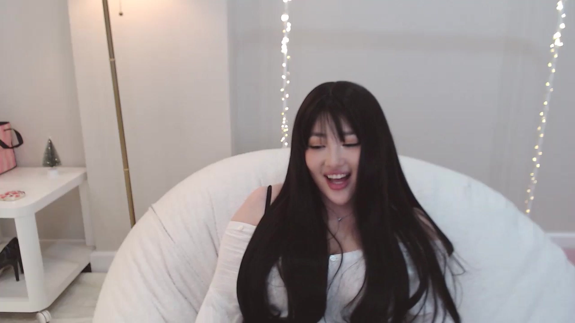 Gallery image thumbnail from kurakurai's myfreecams stream on, 12/29/2024, 24:07 image 4 of 20