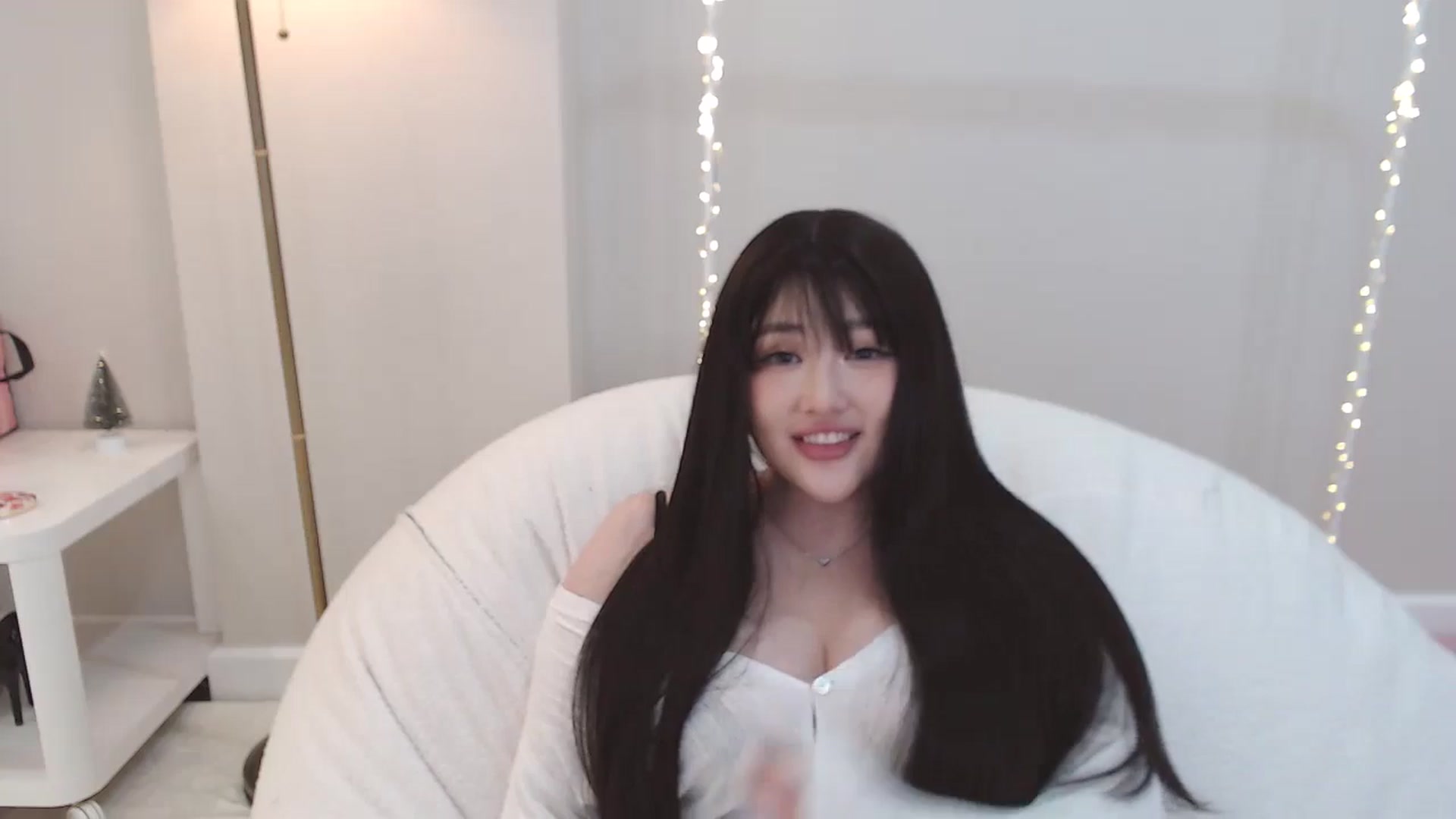 Gallery image thumbnail from kurakurai's myfreecams stream on, 12/29/2024, 24:07 image 3 of 20