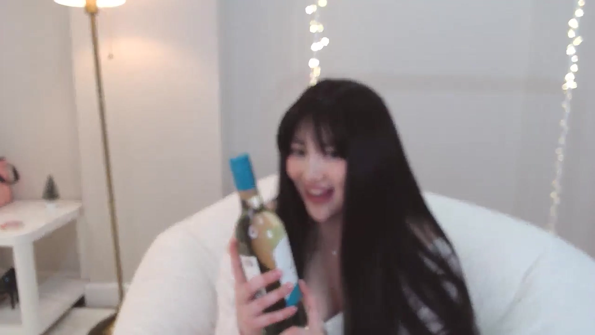 Gallery image thumbnail from kurakurai's myfreecams stream on, 12/29/2024, 24:32 image 14 of 20