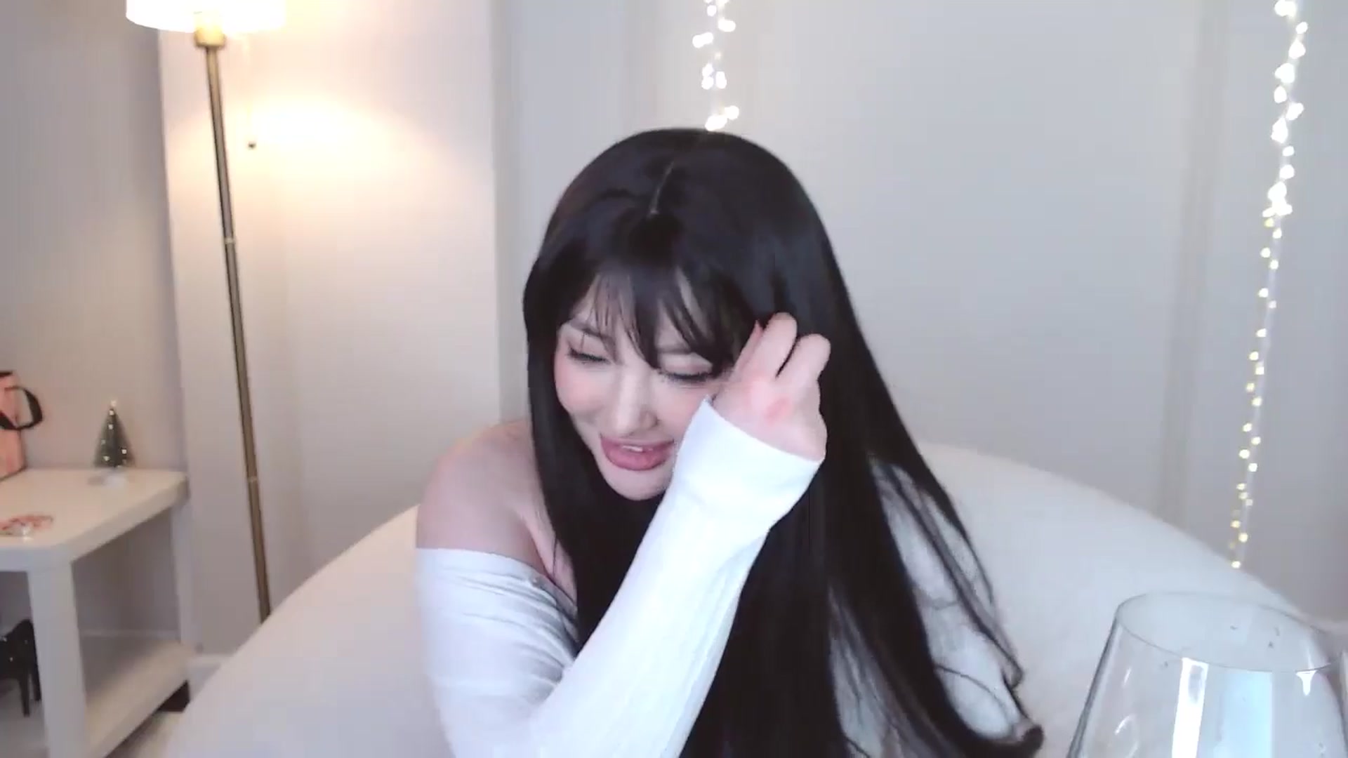 Gallery image thumbnail from kurakurai's myfreecams stream on, 12/29/2024, 24:32 image 19 of 20