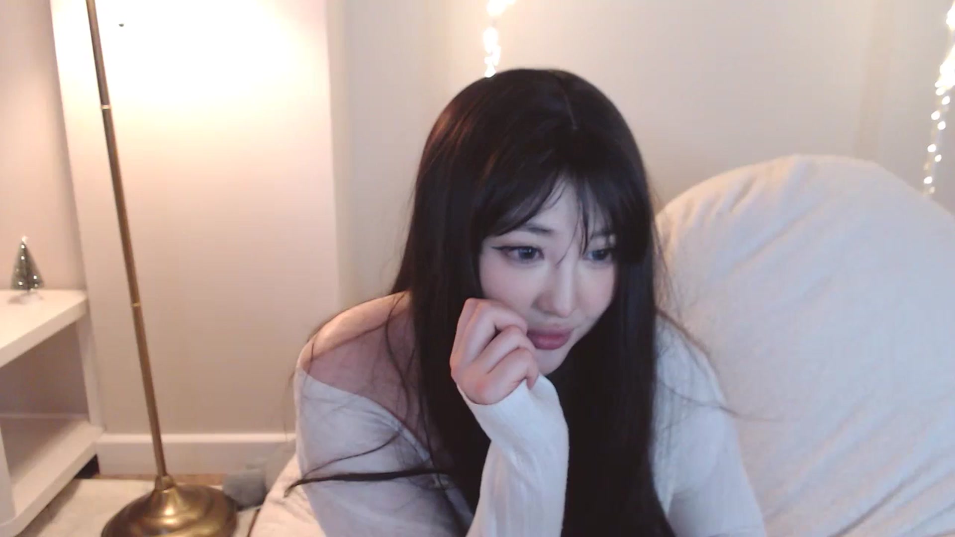 Gallery image thumbnail from kurakurai's myfreecams stream on, 12/29/2024, 01:09 image 14 of 20