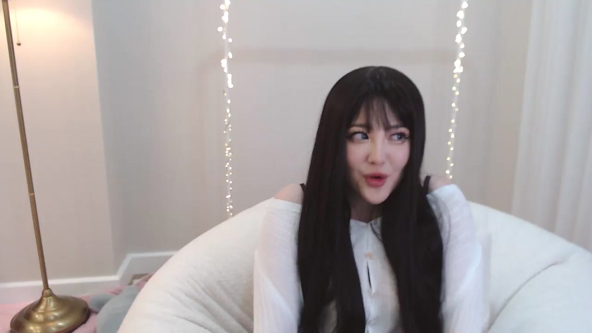 Gallery image thumbnail from kurakurai's myfreecams stream on, 01/09/2025, 23:41 image 4 of 20