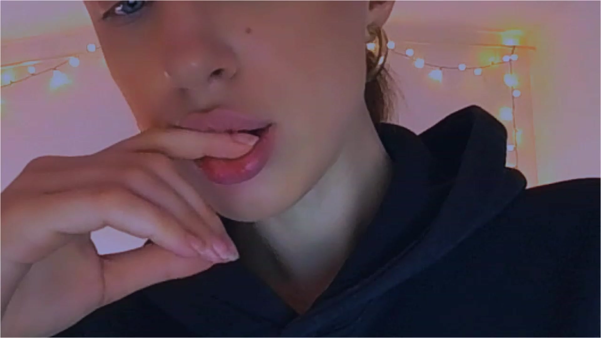 Gallery image thumbnail from lIIIviiu's myfreecams stream on, 04/07/2023, 14:51 image 11 of 20