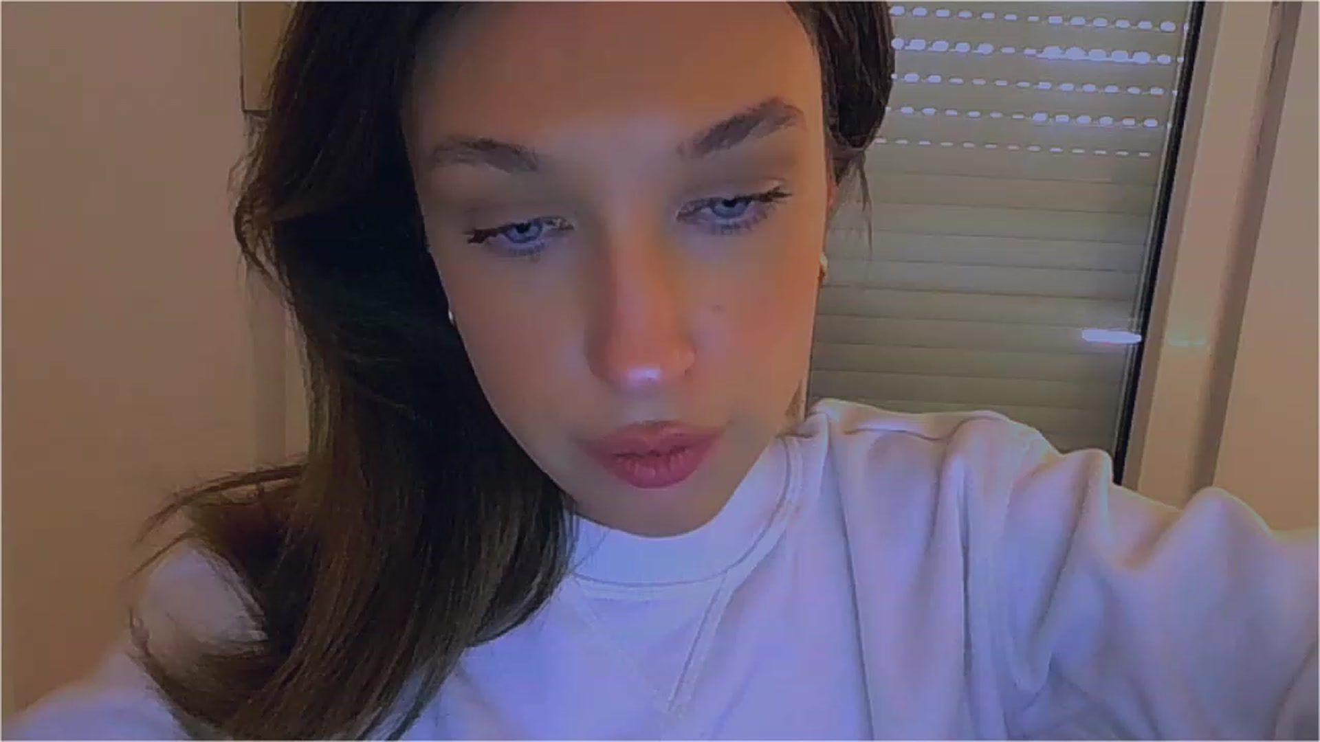 Gallery image thumbnail from lIIIviiu's myfreecams stream on, 04/22/2023, 15:40 image 12 of 20
