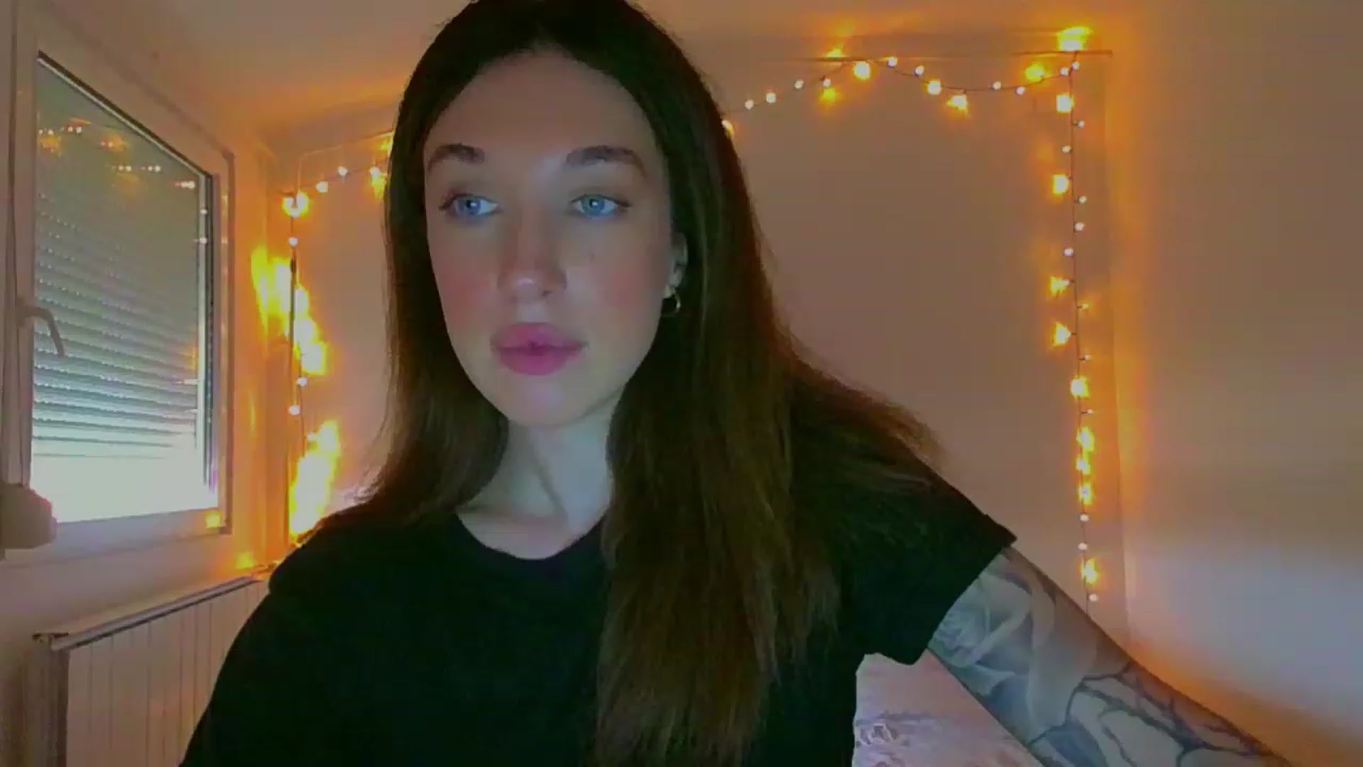 Gallery image thumbnail from lIIIviiu's myfreecams stream on, 06/11/2023, 13:11 image 15 of 20