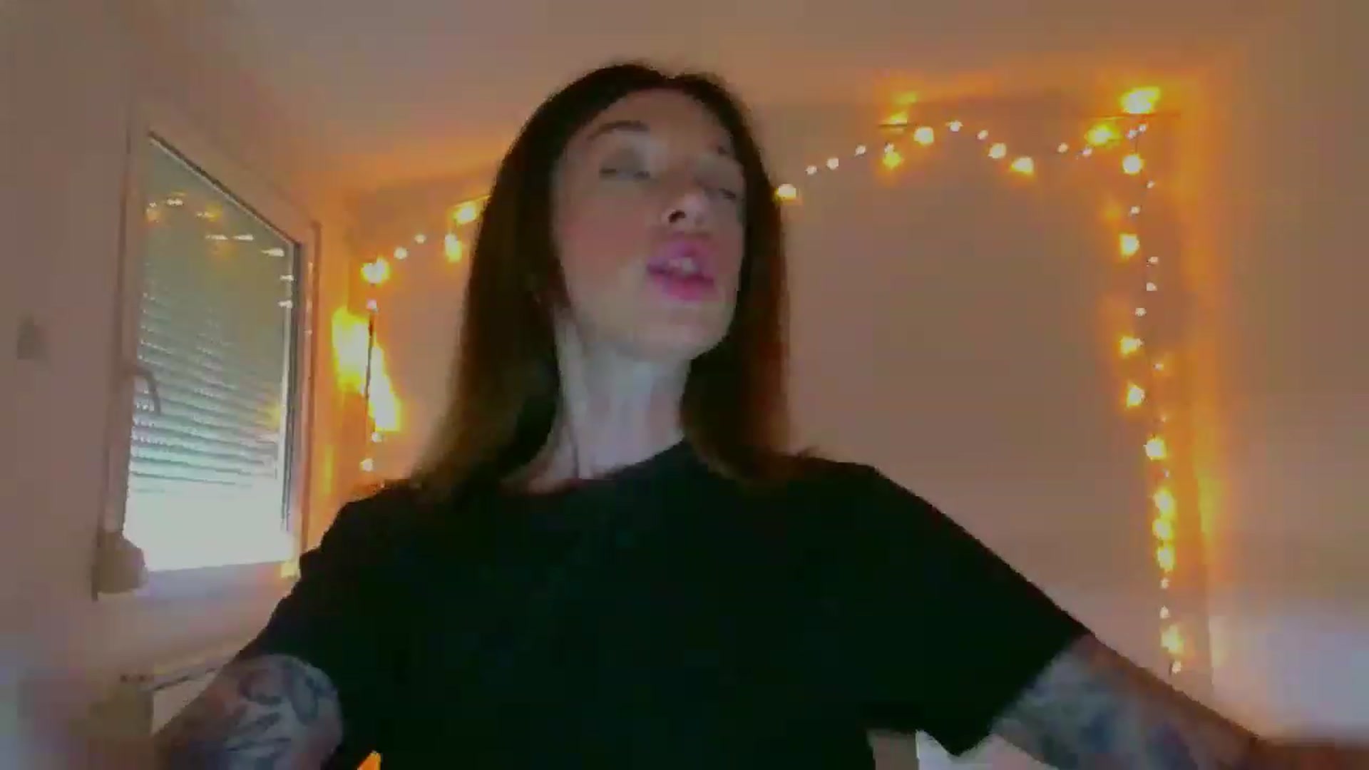 Gallery image thumbnail from lIIIviiu's myfreecams stream on, 06/11/2023, 13:11 image 12 of 20