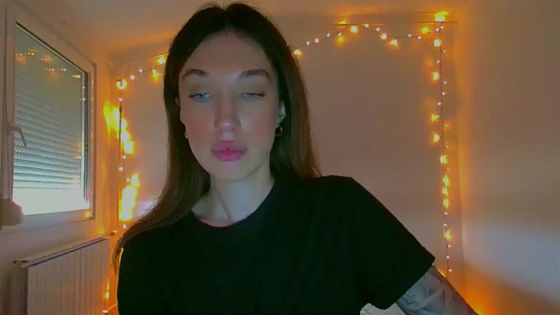 Gallery image thumbnail from lIIIviiu's myfreecams stream on, 06/11/2023, 13:11 image 14 of 20