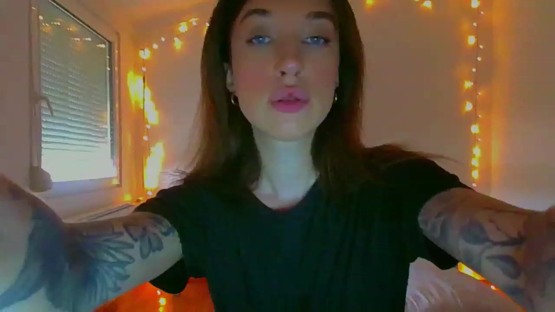 Gallery image thumbnail from lIIIviiu's myfreecams stream on, 06/11/2023, 13:11 image 7 of 20