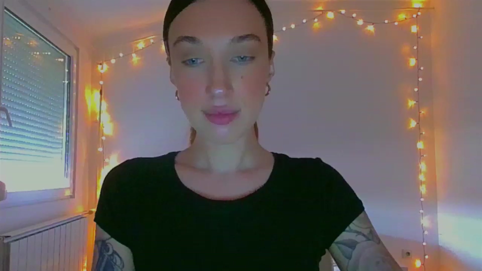 Gallery image thumbnail from lIIIviiu's myfreecams stream on, 06/13/2023, 13:25 image 15 of 20