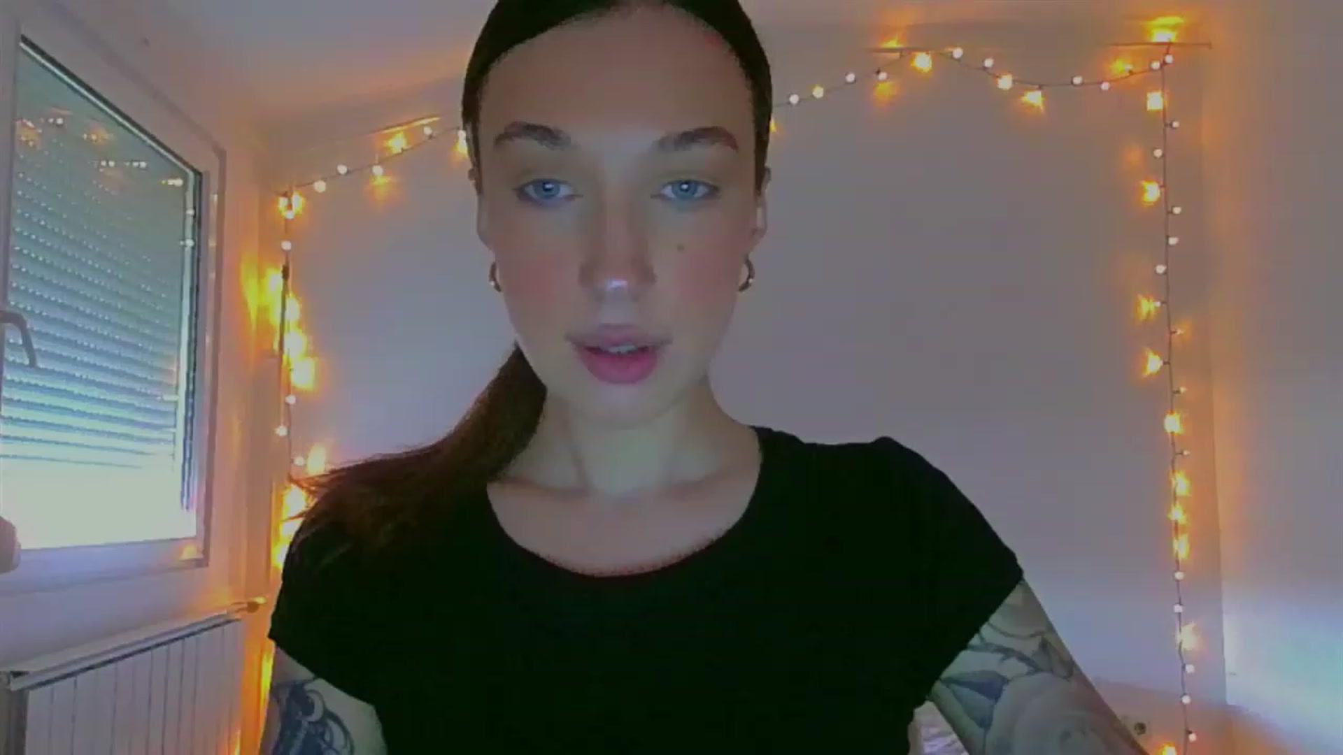 Gallery image thumbnail from lIIIviiu's myfreecams stream on, 06/13/2023, 13:25 image 16 of 20