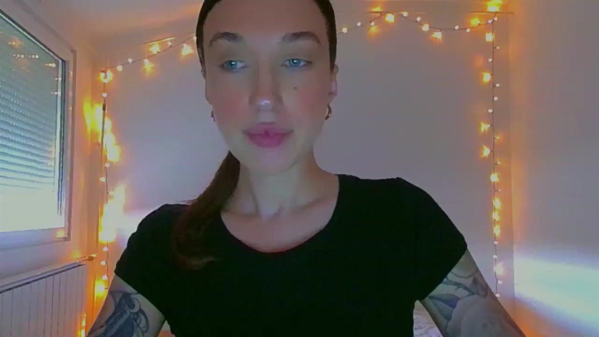 Gallery image thumbnail from lIIIviiu's myfreecams stream on, 06/13/2023, 13:25 image 19 of 20