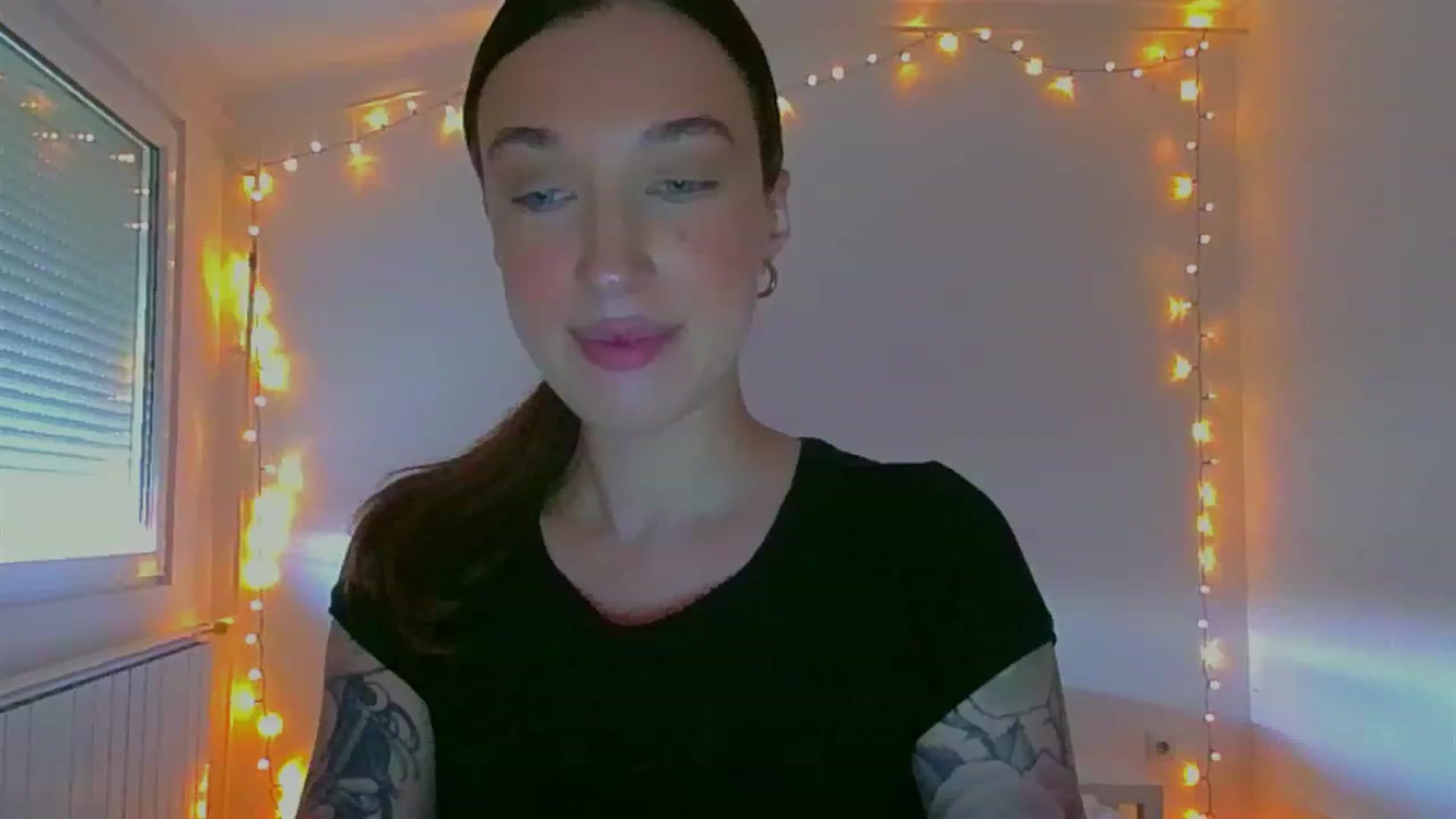 Gallery image thumbnail from lIIIviiu's myfreecams stream on, 06/13/2023, 13:25 image 18 of 20