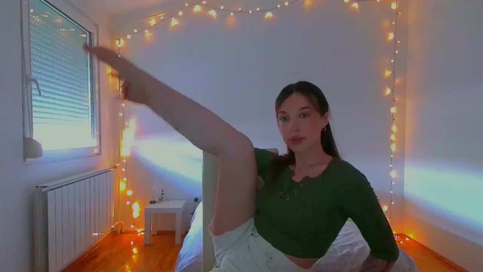 Gallery image thumbnail from lIIIviiu's myfreecams stream on, 06/18/2023, 13:36 image 17 of 20