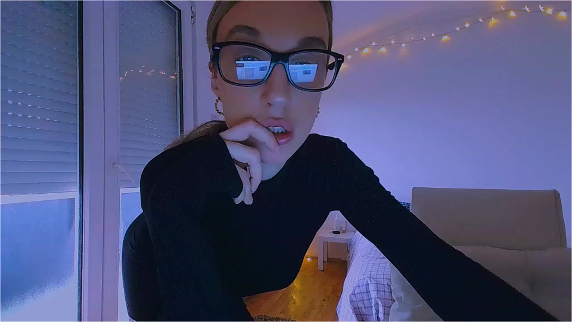 Gallery image thumbnail from lIIlIIum's myfreecams stream on, 12/08/2022, 13:02 image 16 of 20