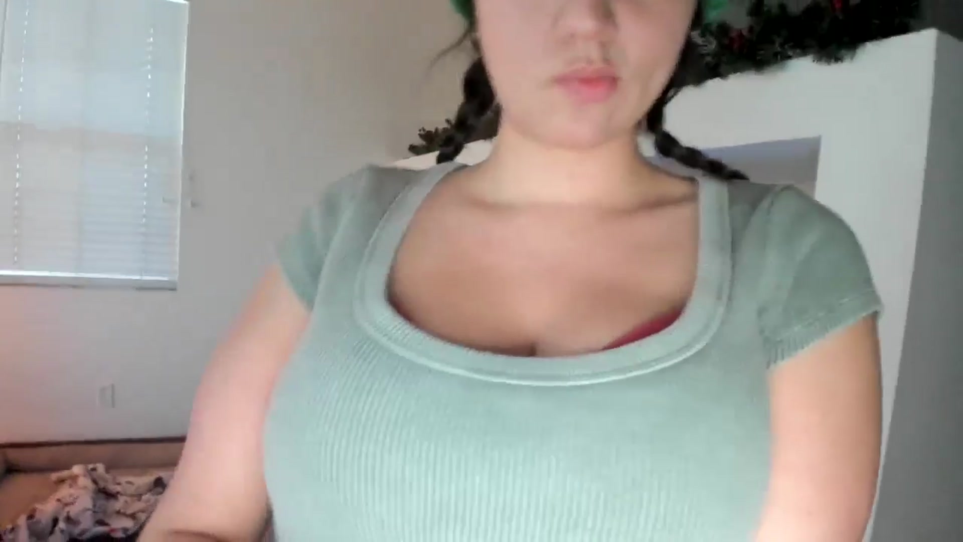 Gallery image thumbnail from lPEEPl's myfreecams stream on, 12/24/2025, 23:22 image 17 of 20