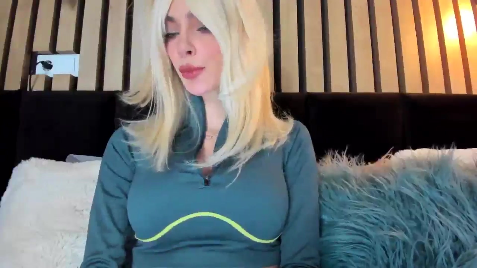 Gallery image thumbnail from lady_llama's myfreecams stream on, 03/03/2025, 17:18 image 15 of 20