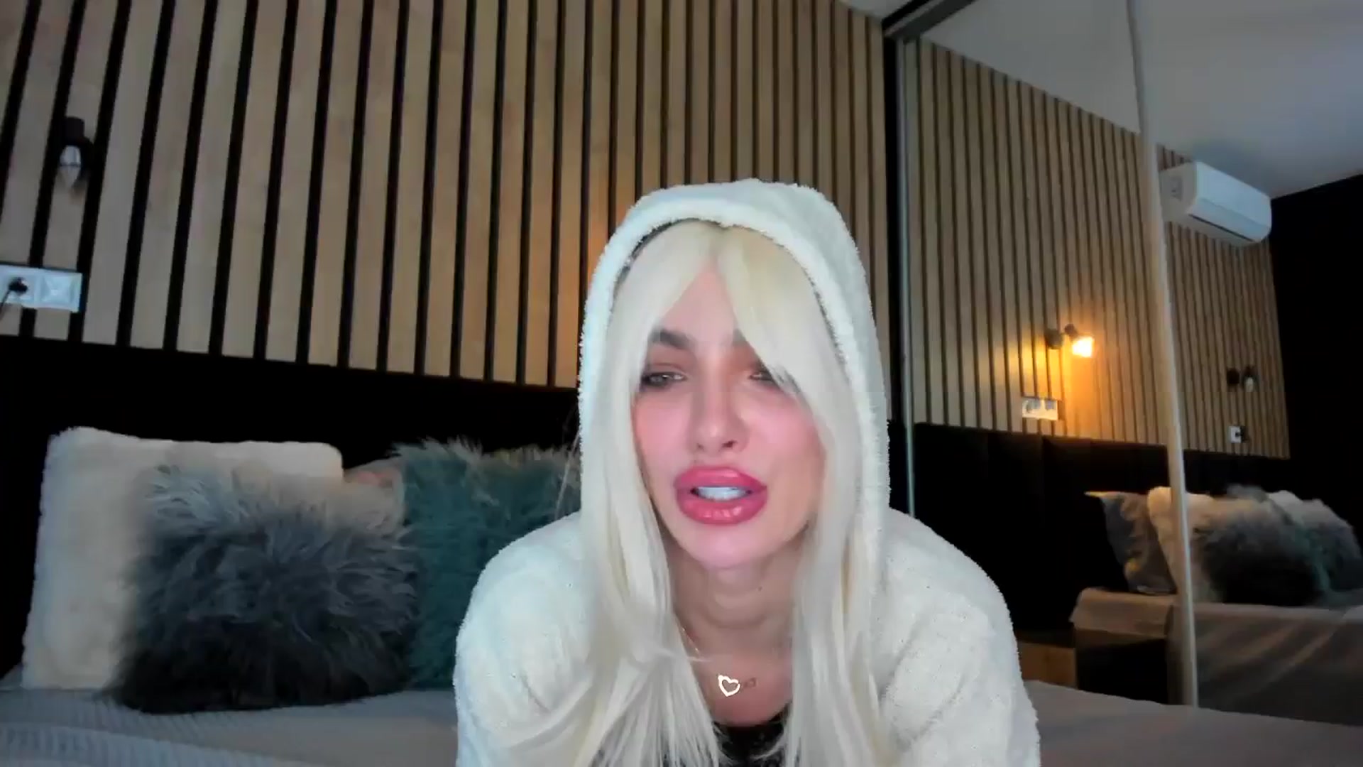 Gallery image thumbnail from lady_llama's myfreecams stream on, 03/05/2025, 17:27 image 10 of 20