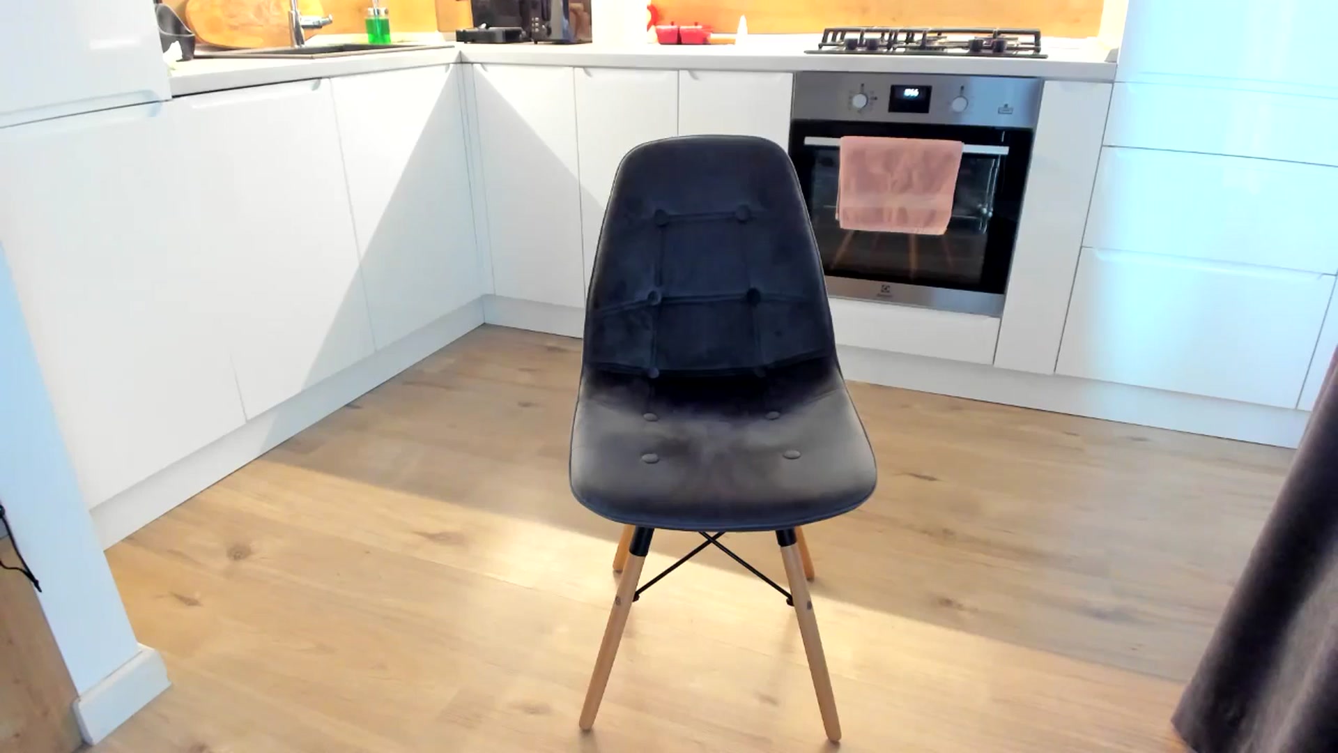 Gallery image thumbnail from lady_llama's myfreecams stream on, 04/15/2025, 13:28 image 16 of 20