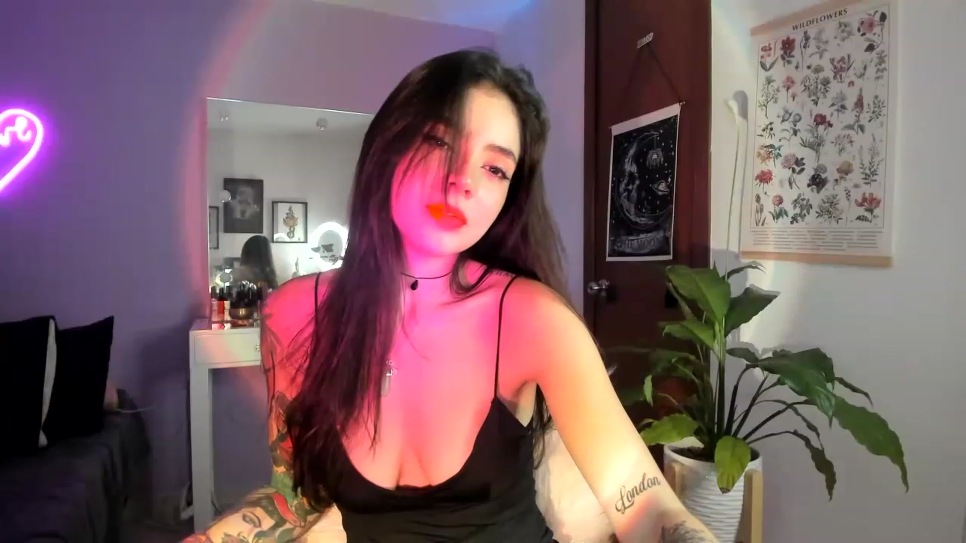 Gallery image thumbnail from lanaph's myfreecams stream on, 11/29/2022, 05:03 image 17 of 20