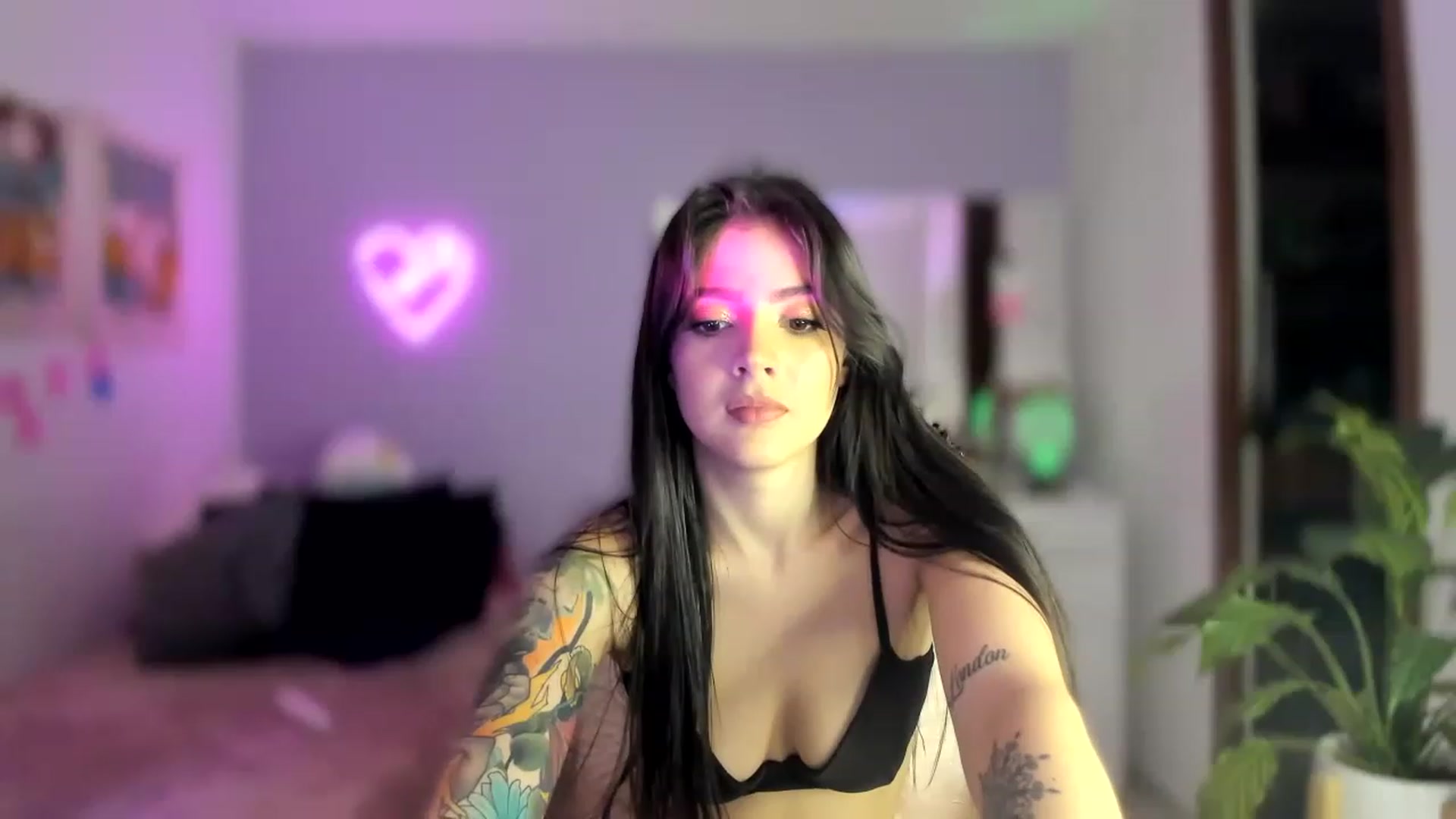Gallery image thumbnail from lanaph's myfreecams stream on, 12/17/2022, 24:14 image 18 of 20