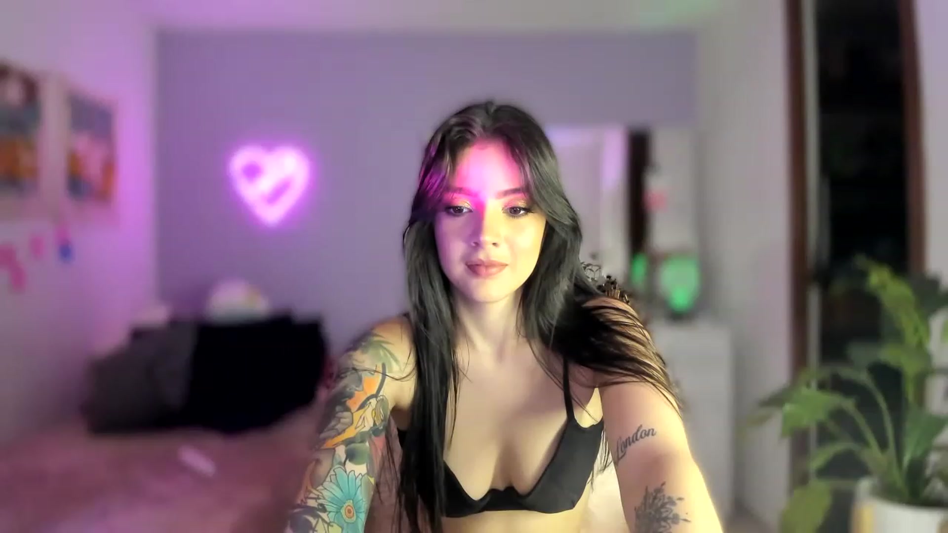 Gallery image thumbnail from lanaph's myfreecams stream on, 12/17/2022, 24:14 image 10 of 20