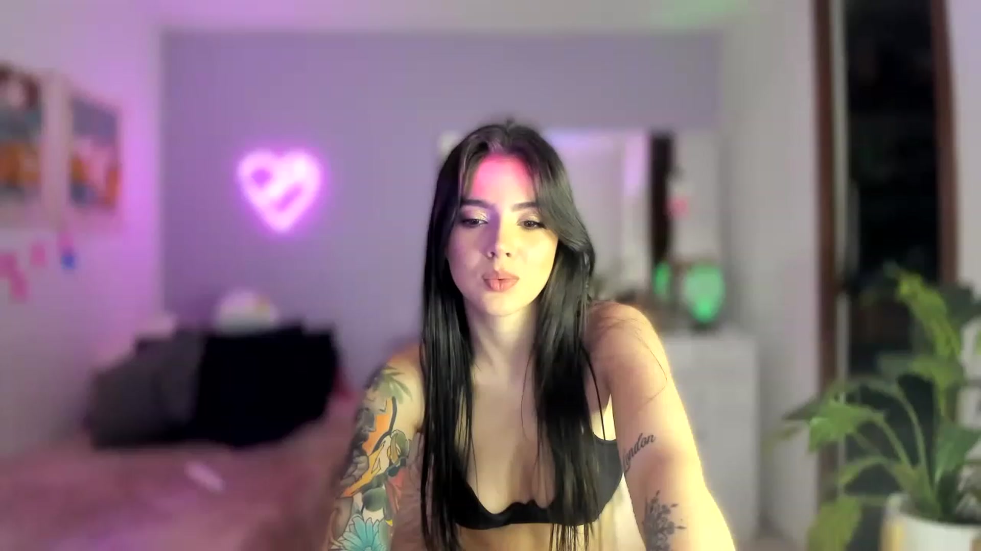 Gallery image thumbnail from lanaph's myfreecams stream on, 12/17/2022, 24:14 image 17 of 20