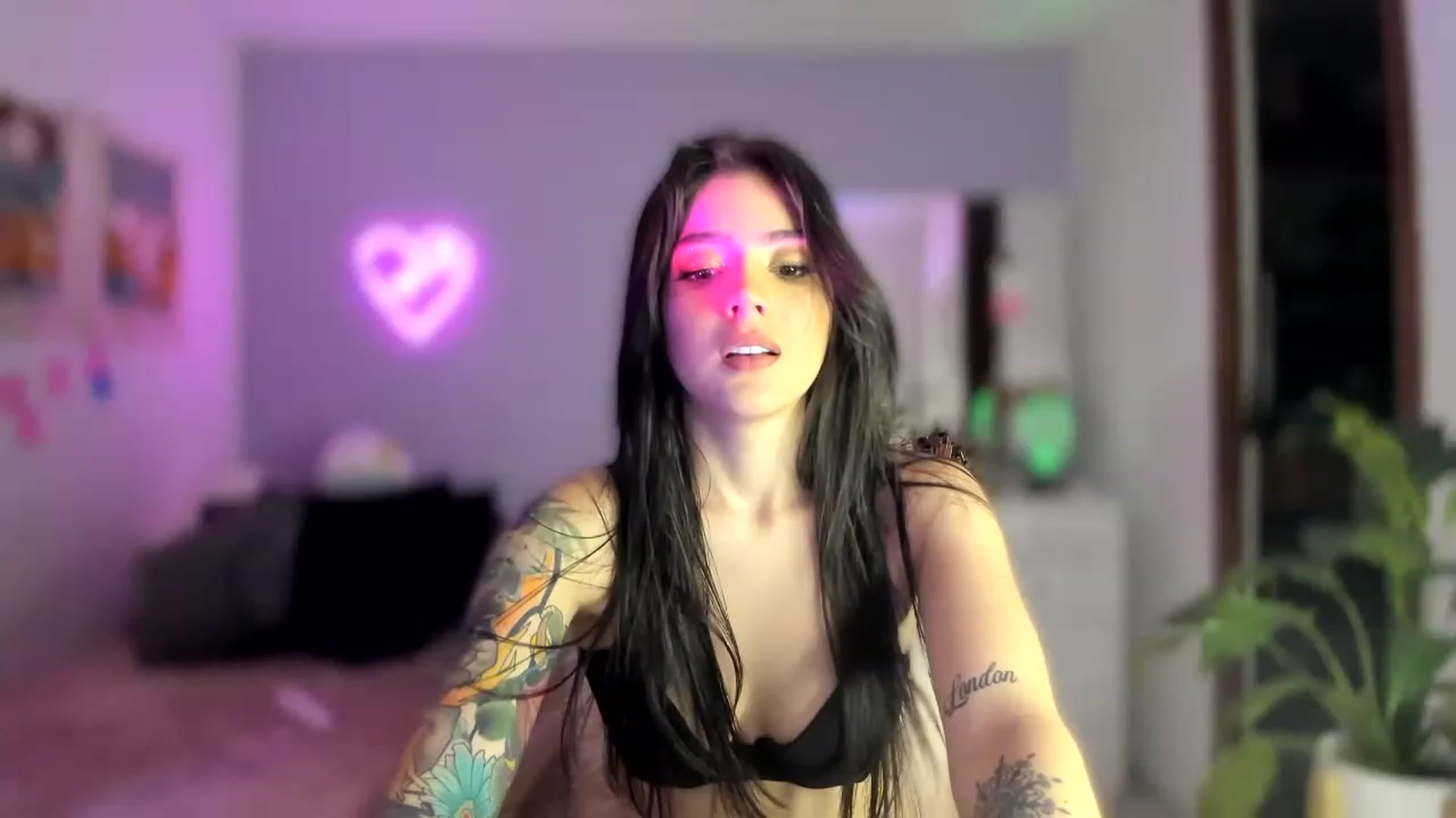 Gallery image thumbnail from lanaph's myfreecams stream on, 12/17/2022, 24:14 image 8 of 20