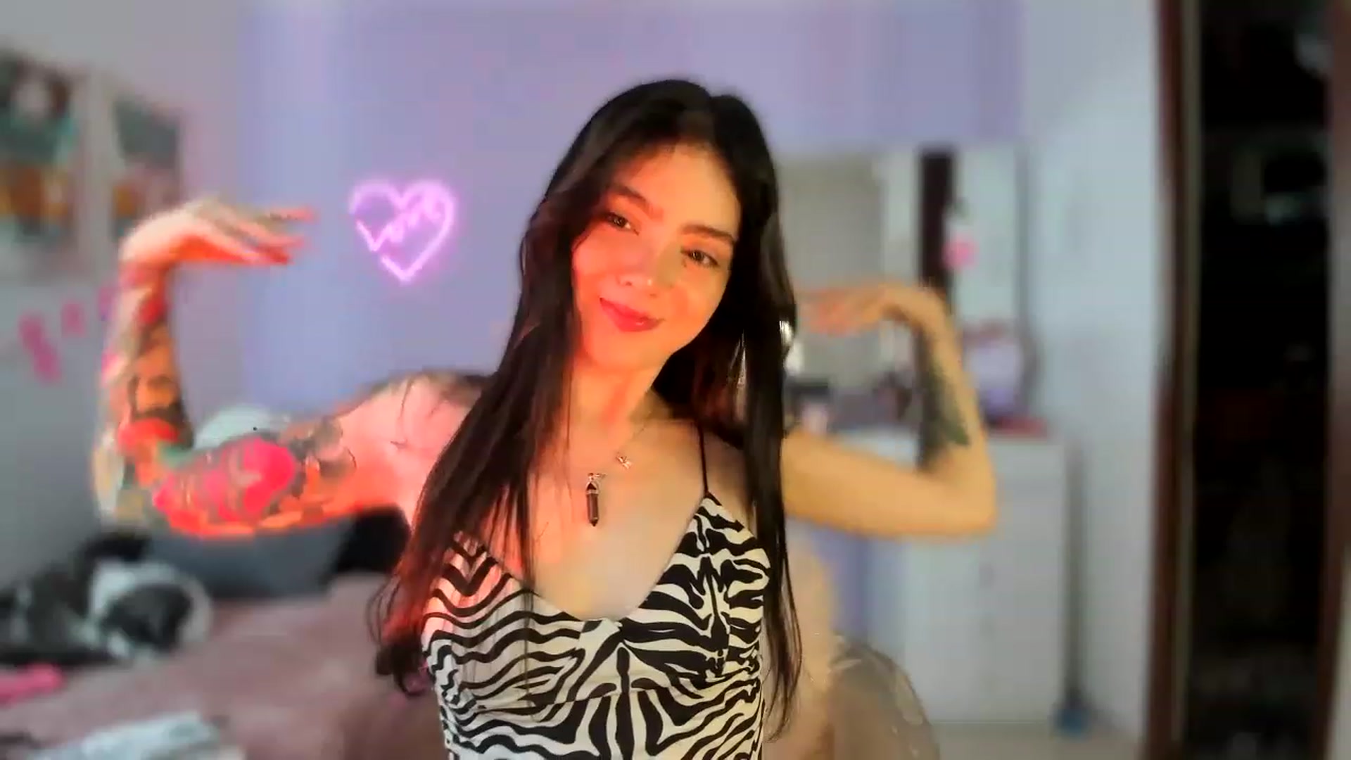 Gallery image thumbnail from lanaph's myfreecams stream on, 12/23/2022, 17:32 image 6 of 20