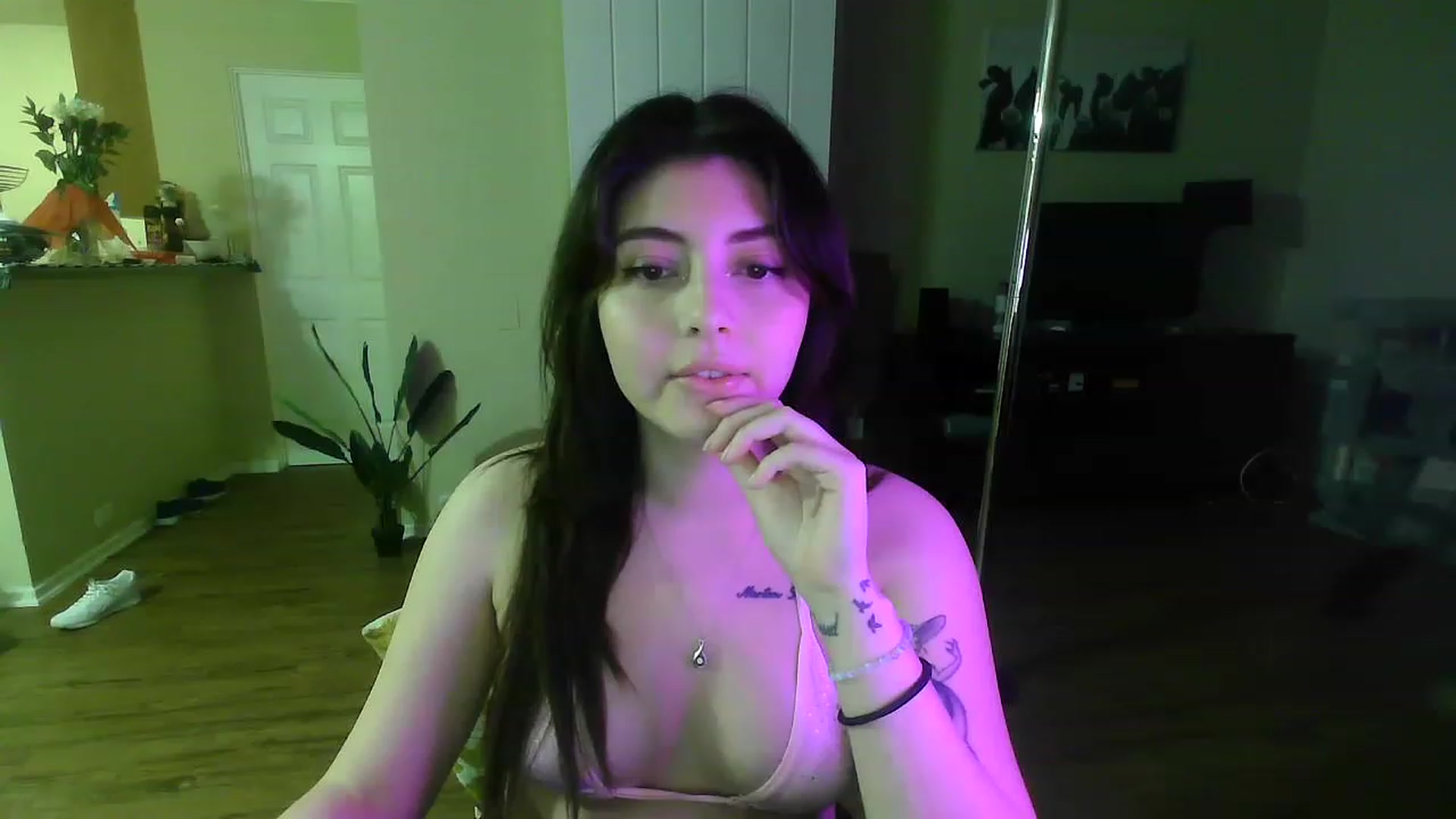 Gallery image thumbnail from latinaxlondon's myfreecams stream on, 02/27/2023, 06:49 image 7 of 20