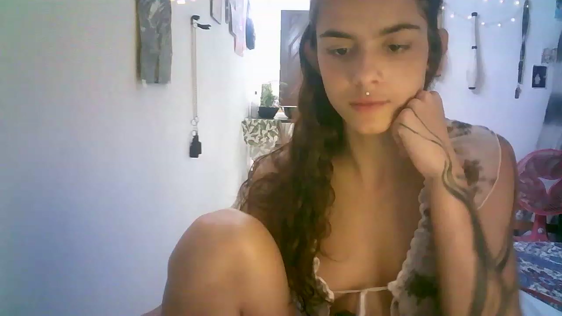 Gallery image thumbnail from lauraflor's myfreecams stream on, 04/16/2023, 16:52 image 12 of 20