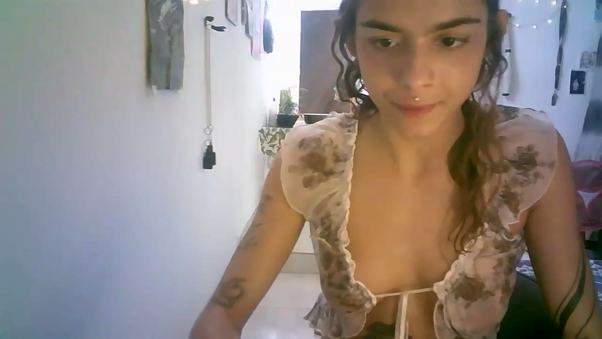 Gallery image thumbnail from lauraflor's myfreecams stream on, 04/16/2023, 16:52 image 15 of 20