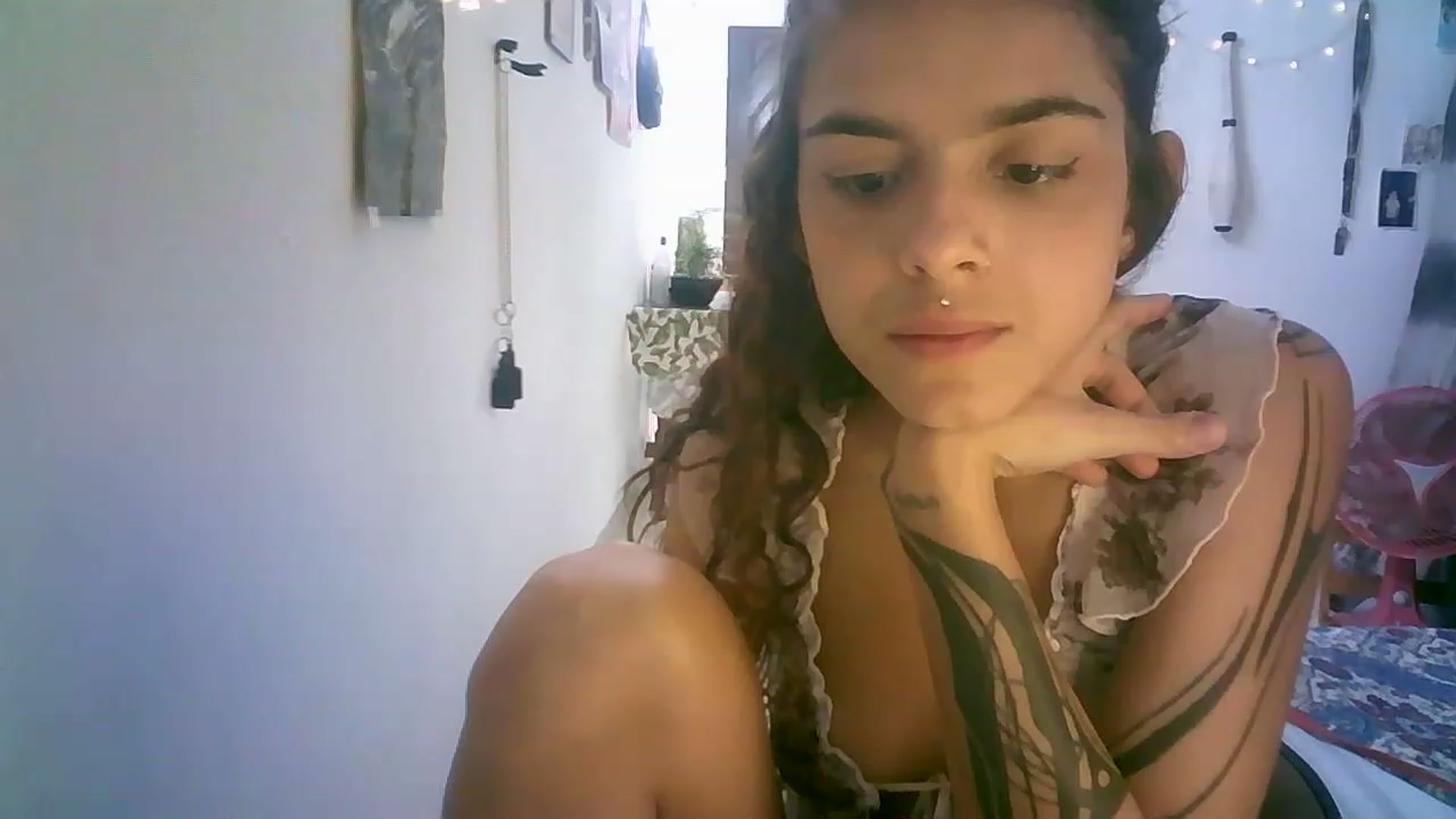 Gallery image thumbnail from lauraflor's myfreecams stream on, 04/16/2023, 16:52 image 9 of 20