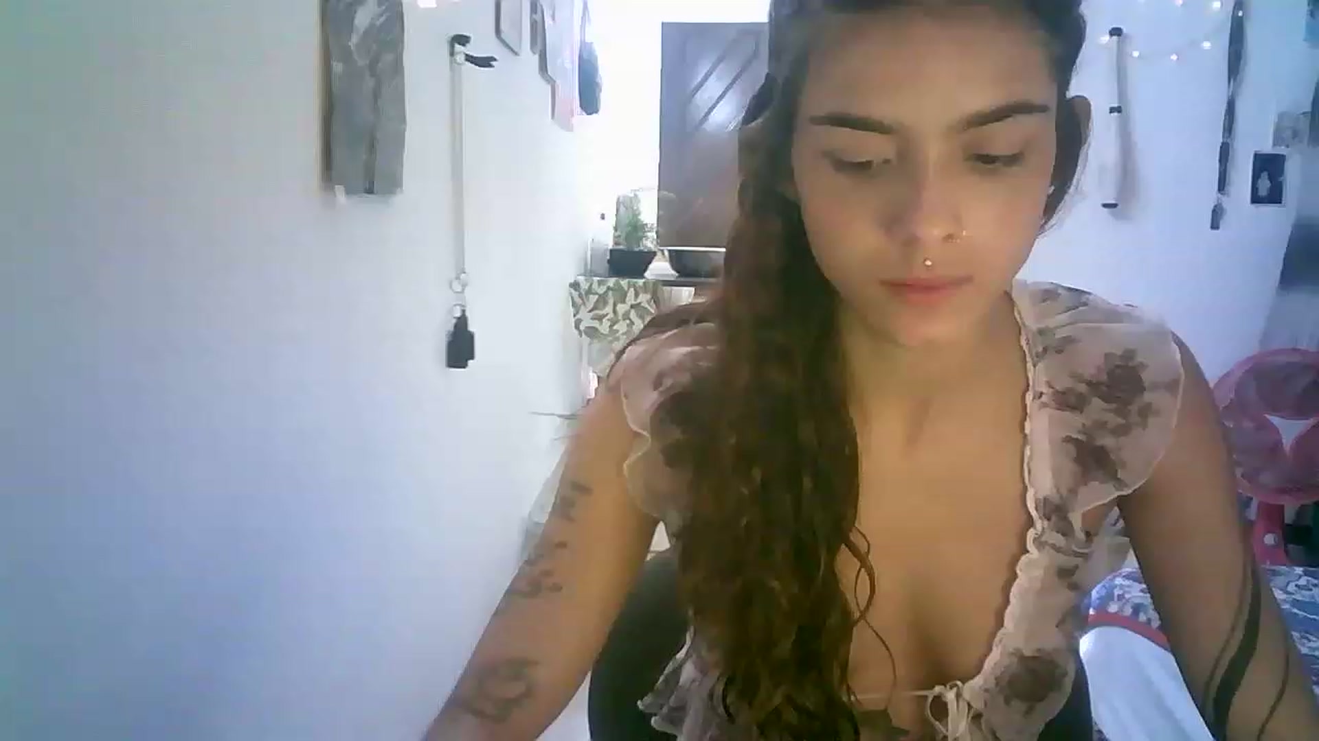 Gallery image thumbnail from lauraflor's myfreecams stream on, 04/16/2023, 16:52 image 2 of 20