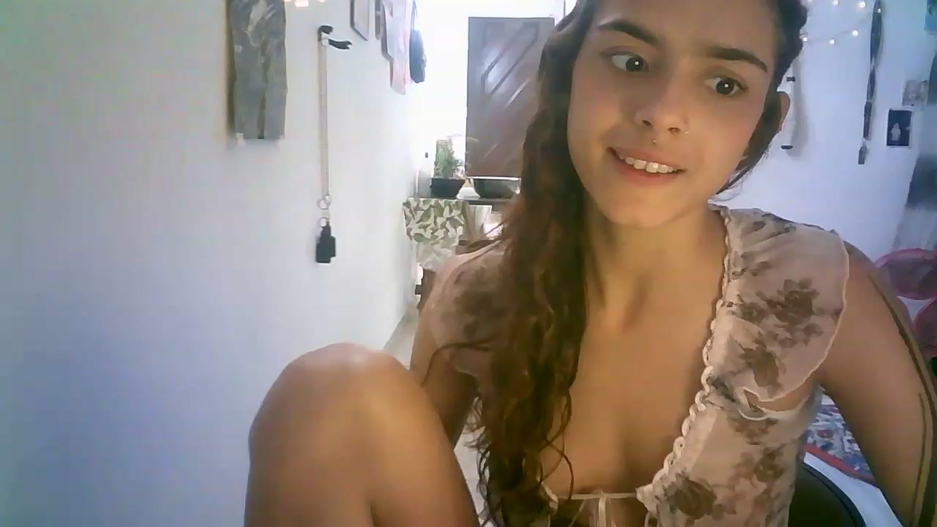 Gallery image thumbnail from lauraflor's myfreecams stream on, 04/16/2023, 16:52 image 10 of 20