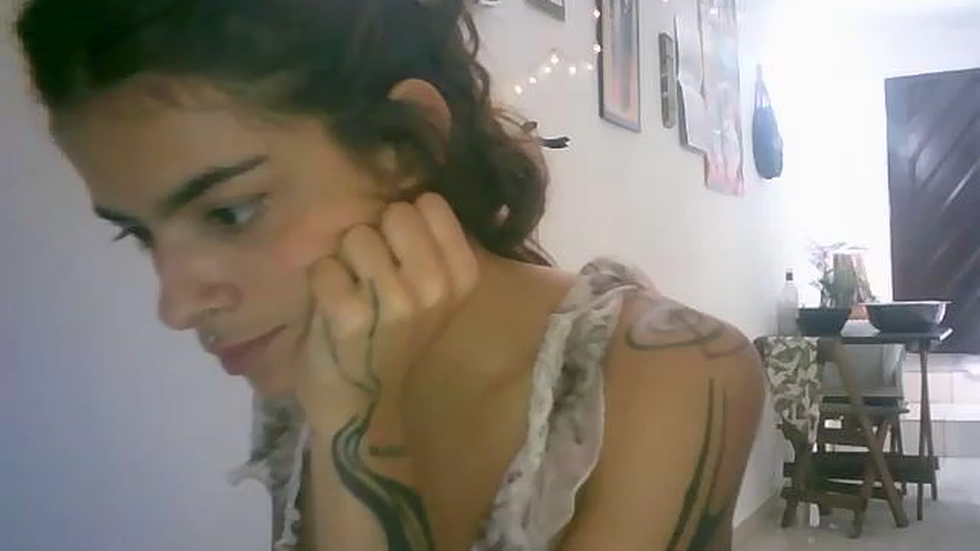 Gallery image thumbnail from lauraflor's myfreecams stream on, 04/16/2023, 17:52 image 12 of 20