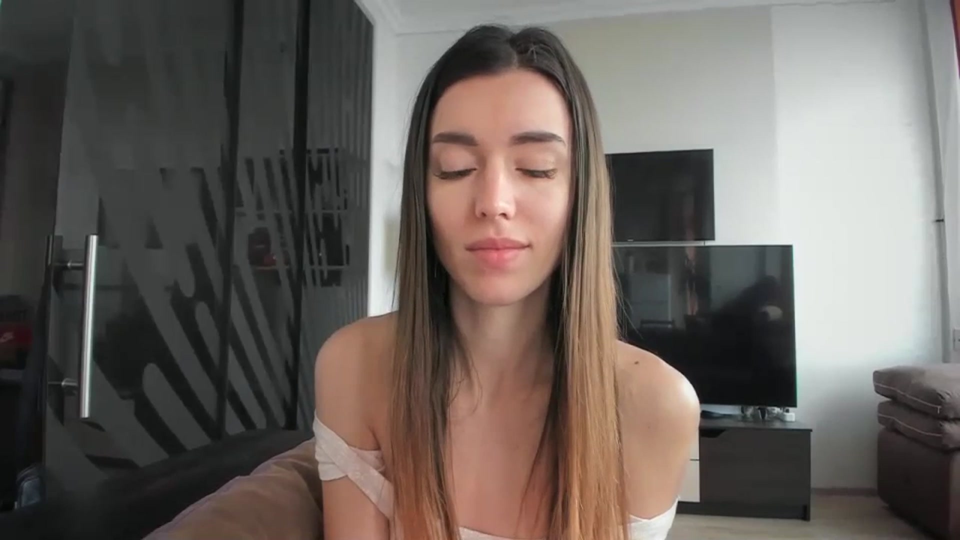 Gallery image thumbnail from laurensaenz's myfreecams stream on, 03/14/2024, 08:27 image 8 of 20