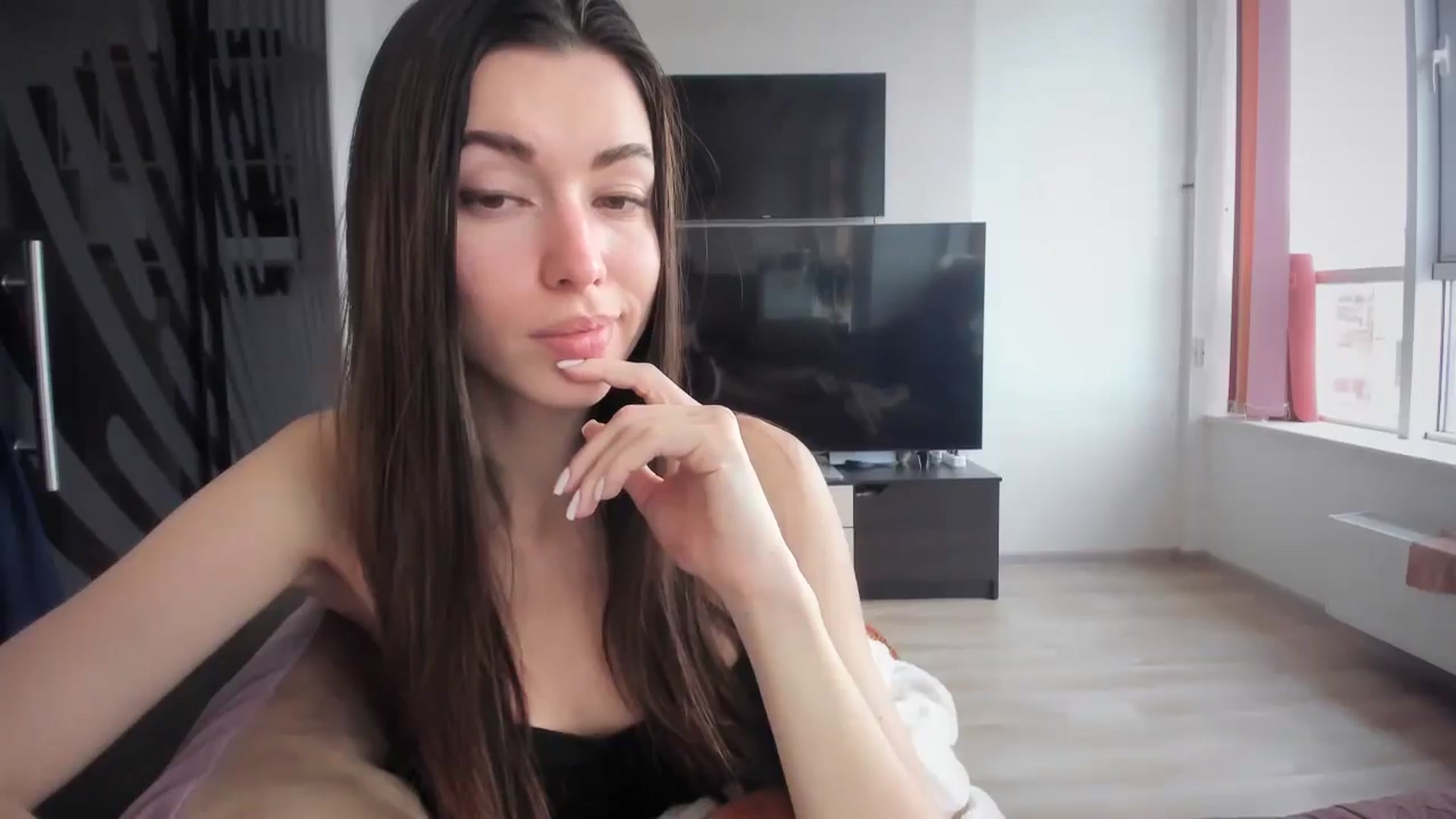 Gallery image thumbnail from laurensaenz's myfreecams stream on, 04/06/2025, 07:18 image 9 of 20