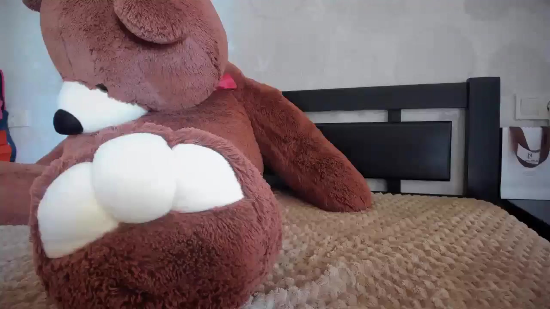 Gallery image thumbnail from laurensaenz's myfreecams stream on, 07/05/2025, 06:43 image 14 of 20