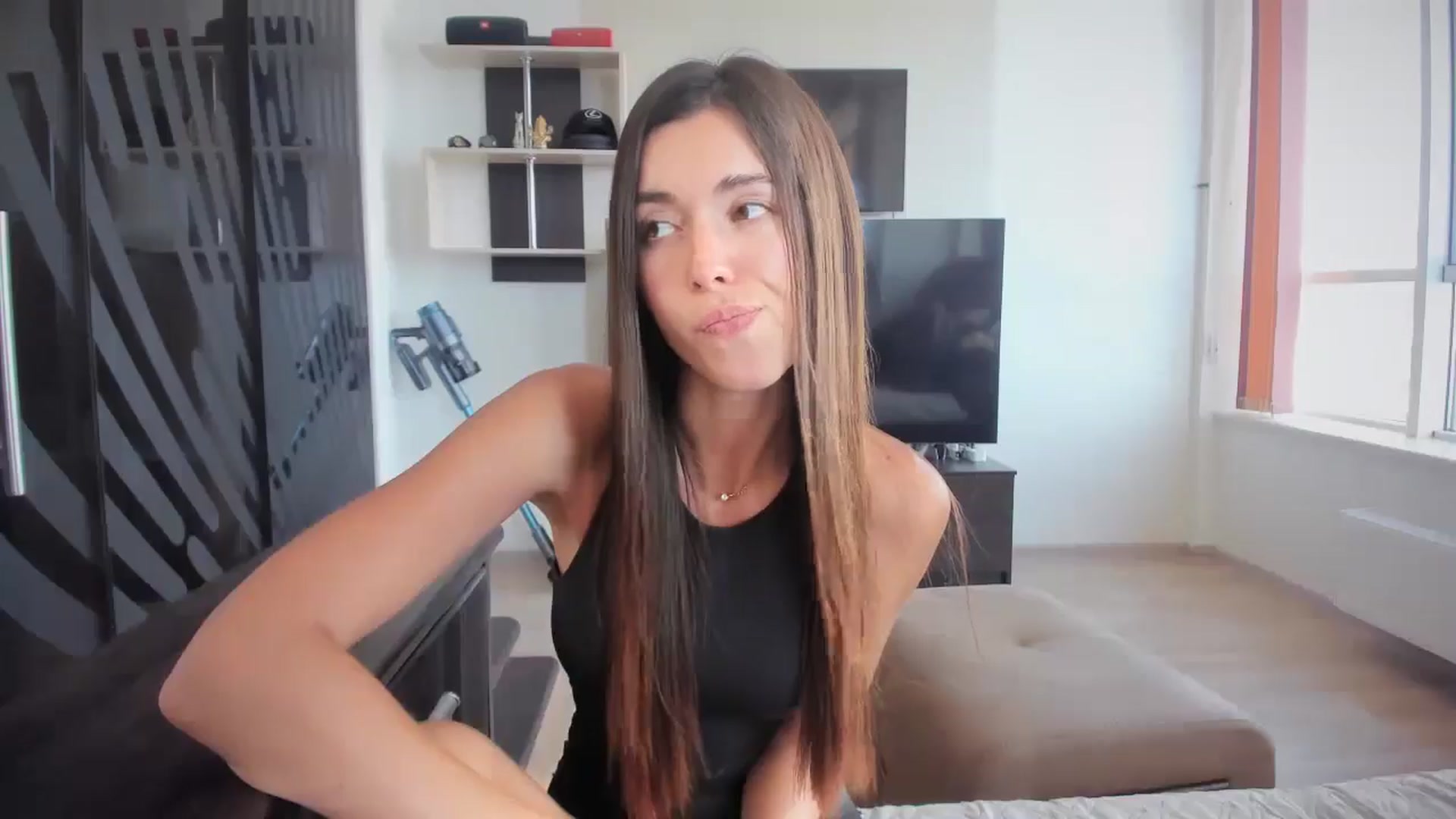 Gallery image thumbnail from laurensaenz's myfreecams stream on, 08/18/2025, 12:26 image 11 of 20