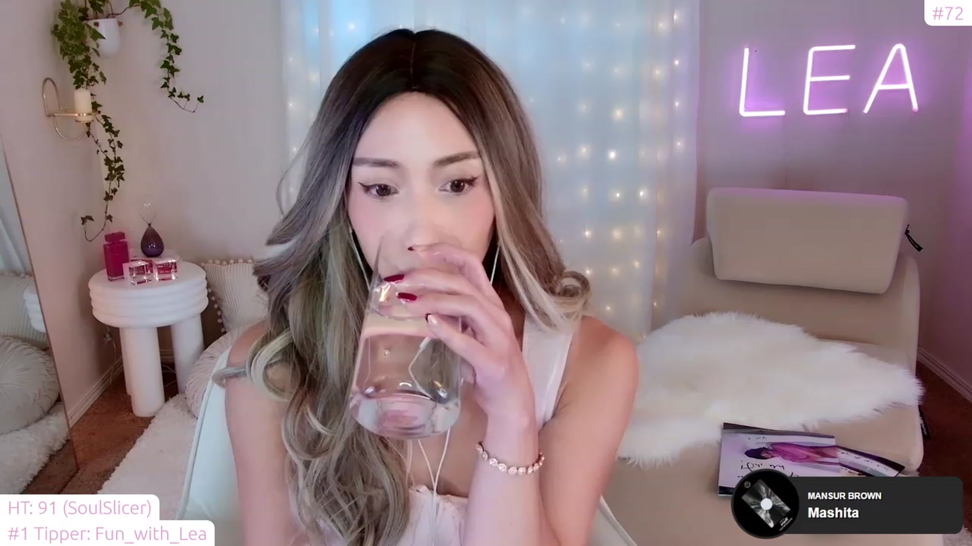 Gallery image thumbnail from lea_amano's myfreecams stream on, 11/17/2022, 02:42 image 1 of 20