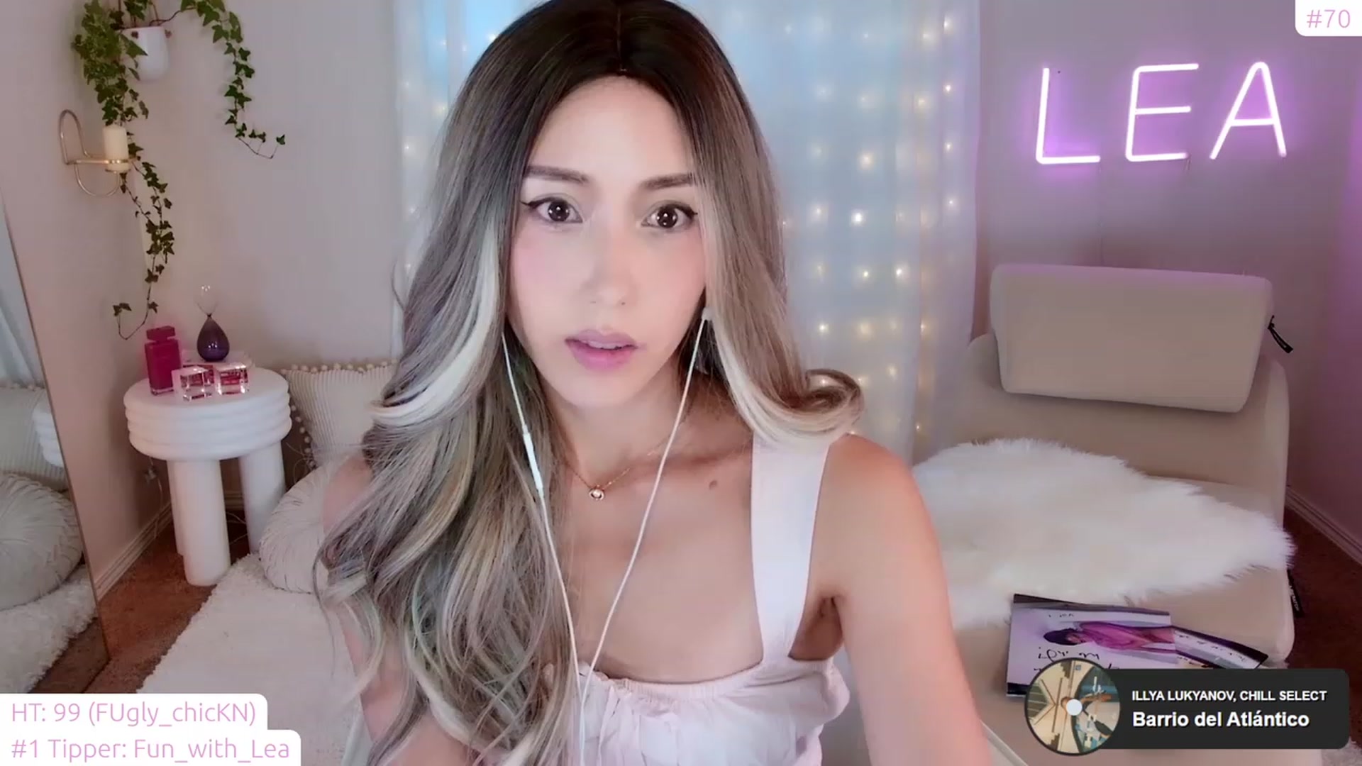 Gallery image thumbnail from lea_amano's myfreecams stream on, 11/17/2022, 02:42 image 3 of 20