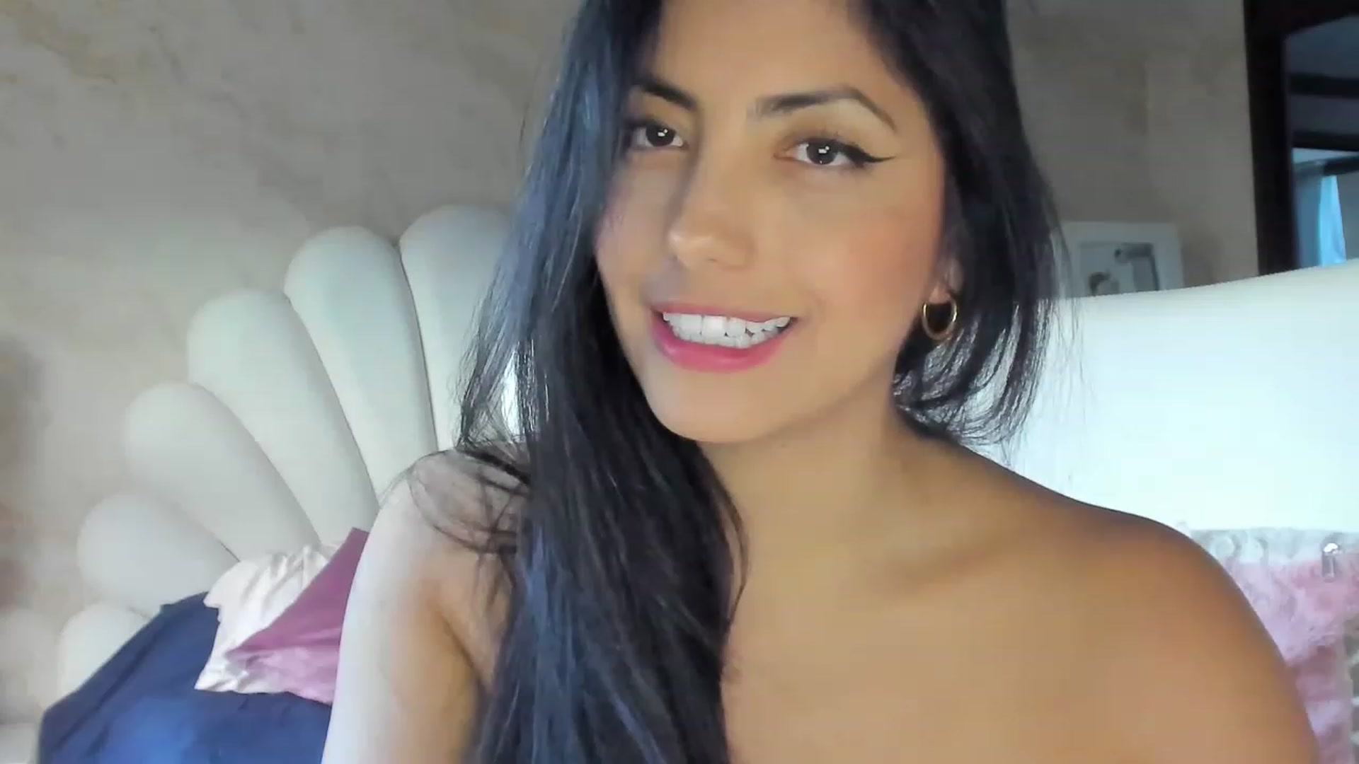 Gallery image thumbnail from leyla_blue's myfreecams stream on, 02/18/2023, 23:54 image 9 of 20