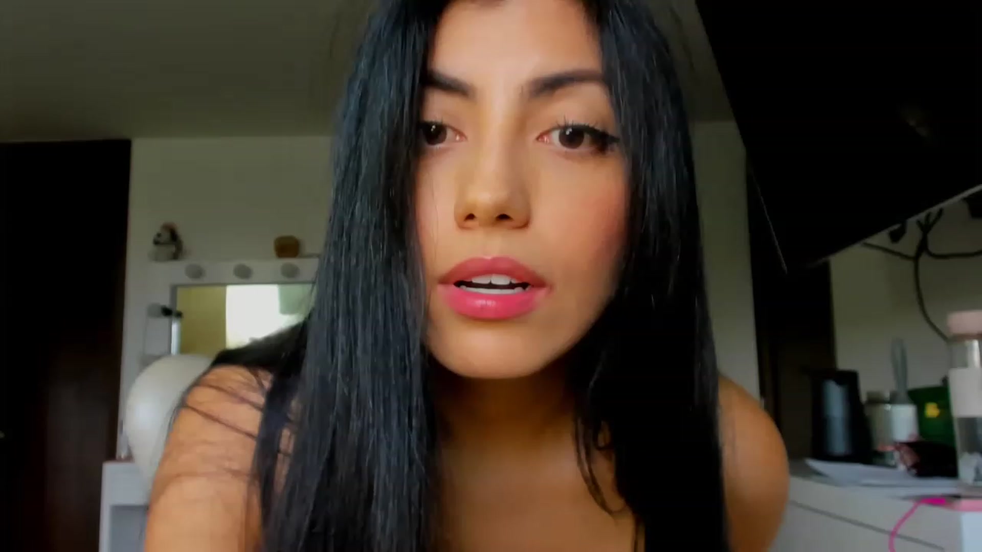 Gallery image thumbnail from leyla_blue's myfreecams stream on, 02/19/2023, 19:28 image 3 of 20
