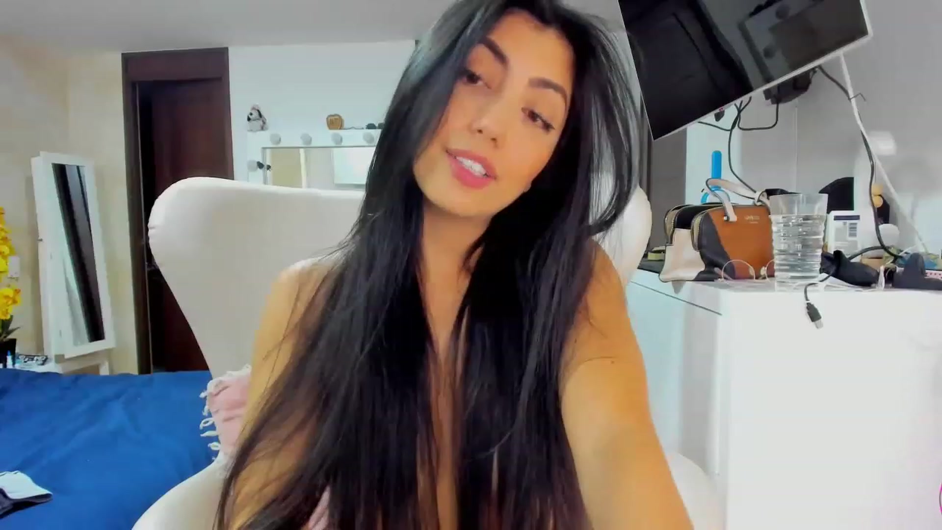 Gallery image thumbnail from leyla_blue's myfreecams stream on, 03/01/2023, 01:50 image 14 of 20
