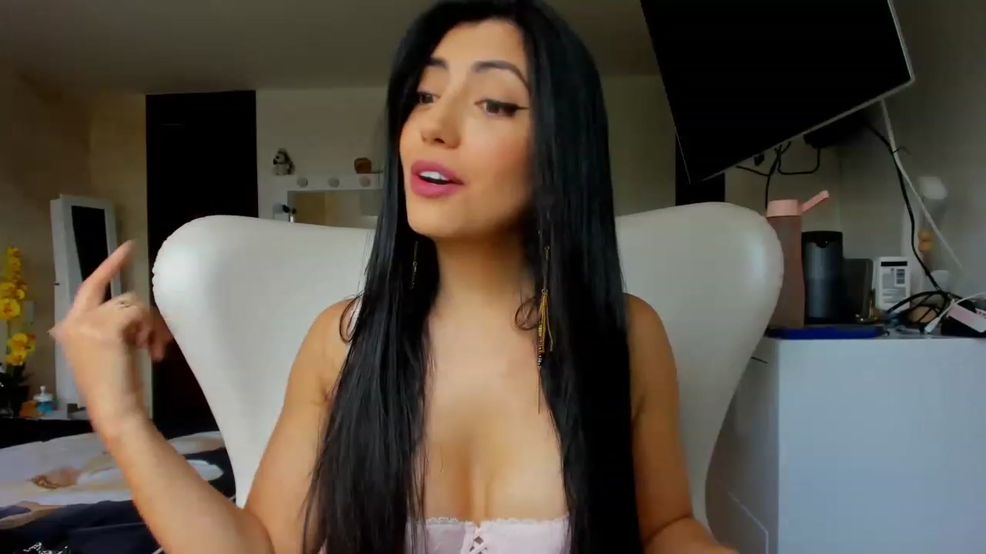 Gallery image thumbnail from leyla_blue's myfreecams stream on, 03/04/2023, 17:00 image 2 of 20