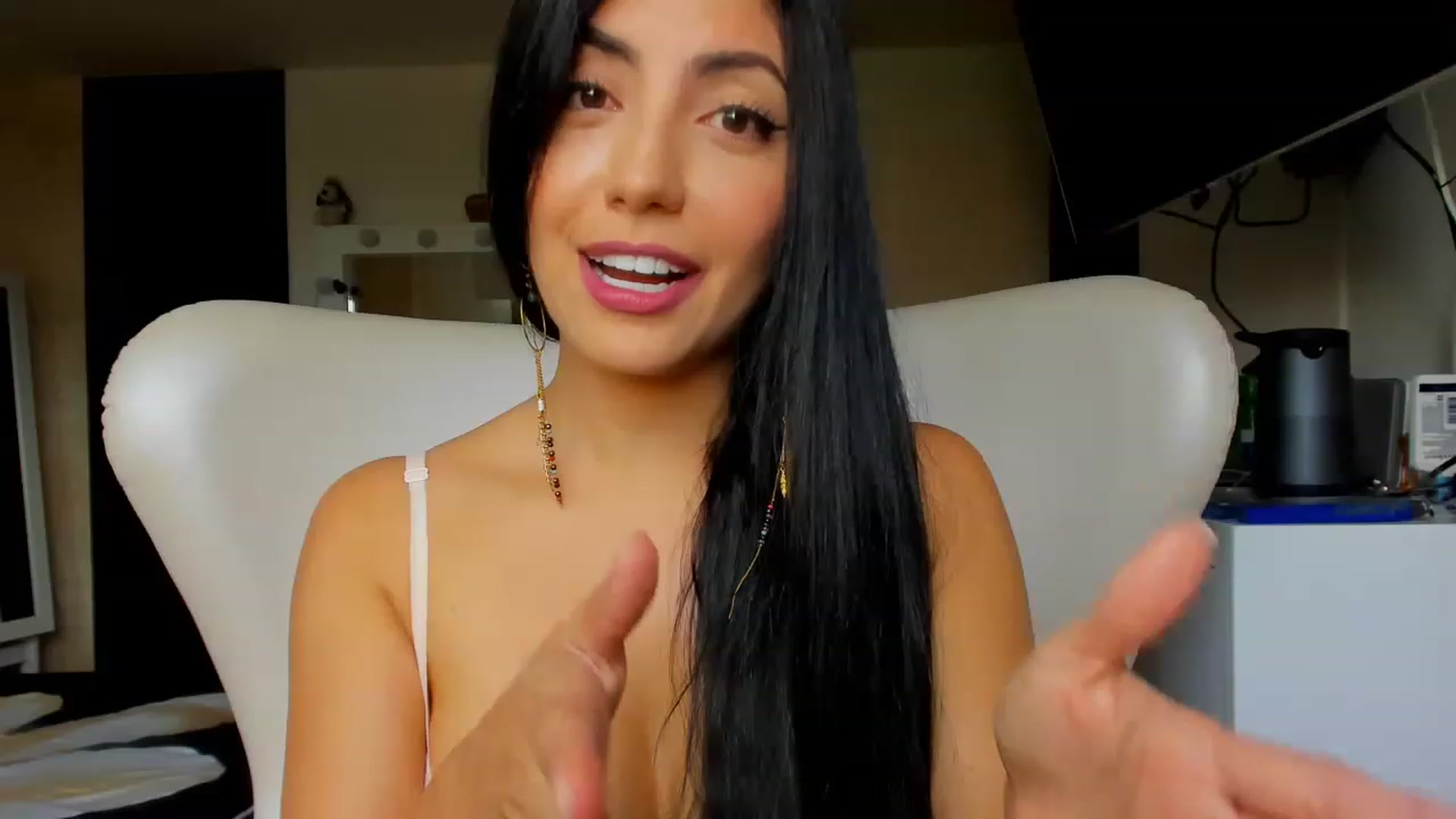 Gallery image thumbnail from leyla_blue's myfreecams stream on, 03/04/2023, 17:00 image 15 of 20